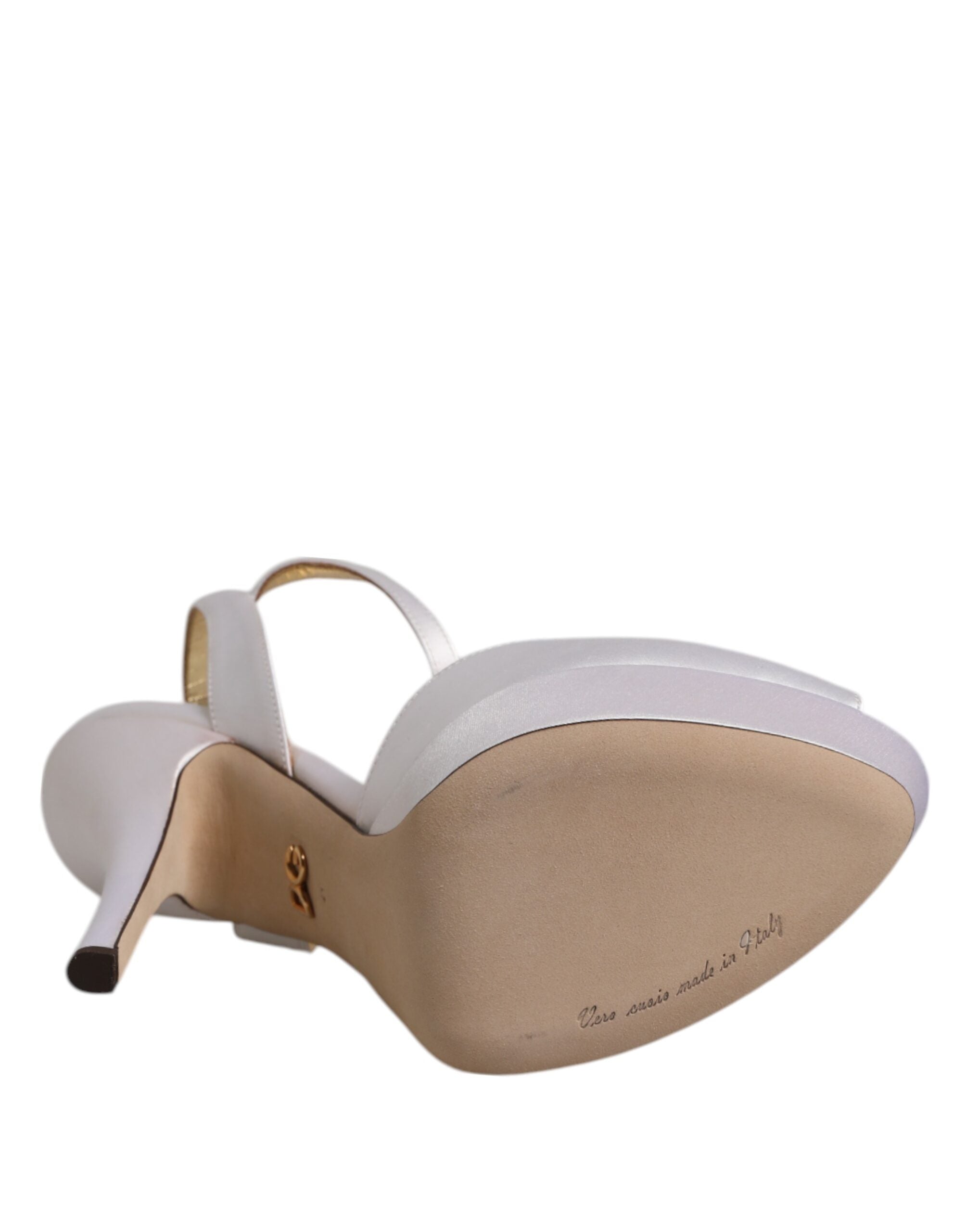 Sandales à talons en satin blanc Dolce & Gabbana, chaussures à plateforme élégantes et sophistiquées.