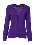 Pull en laine violet Dolce & Gabbana, cardigan à col en V, doux et élégant, porté sur un mannequin.
