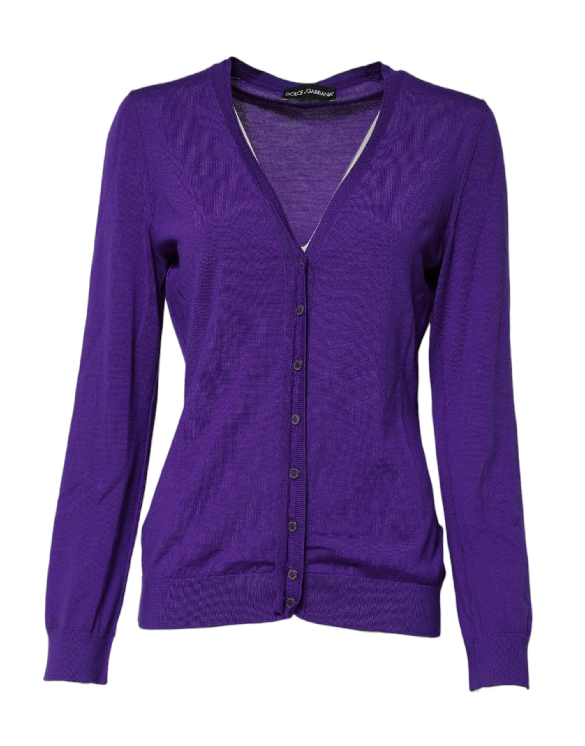 Pull en laine violet Dolce & Gabbana, cardigan à col en V, doux et élégant, porté sur un mannequin.