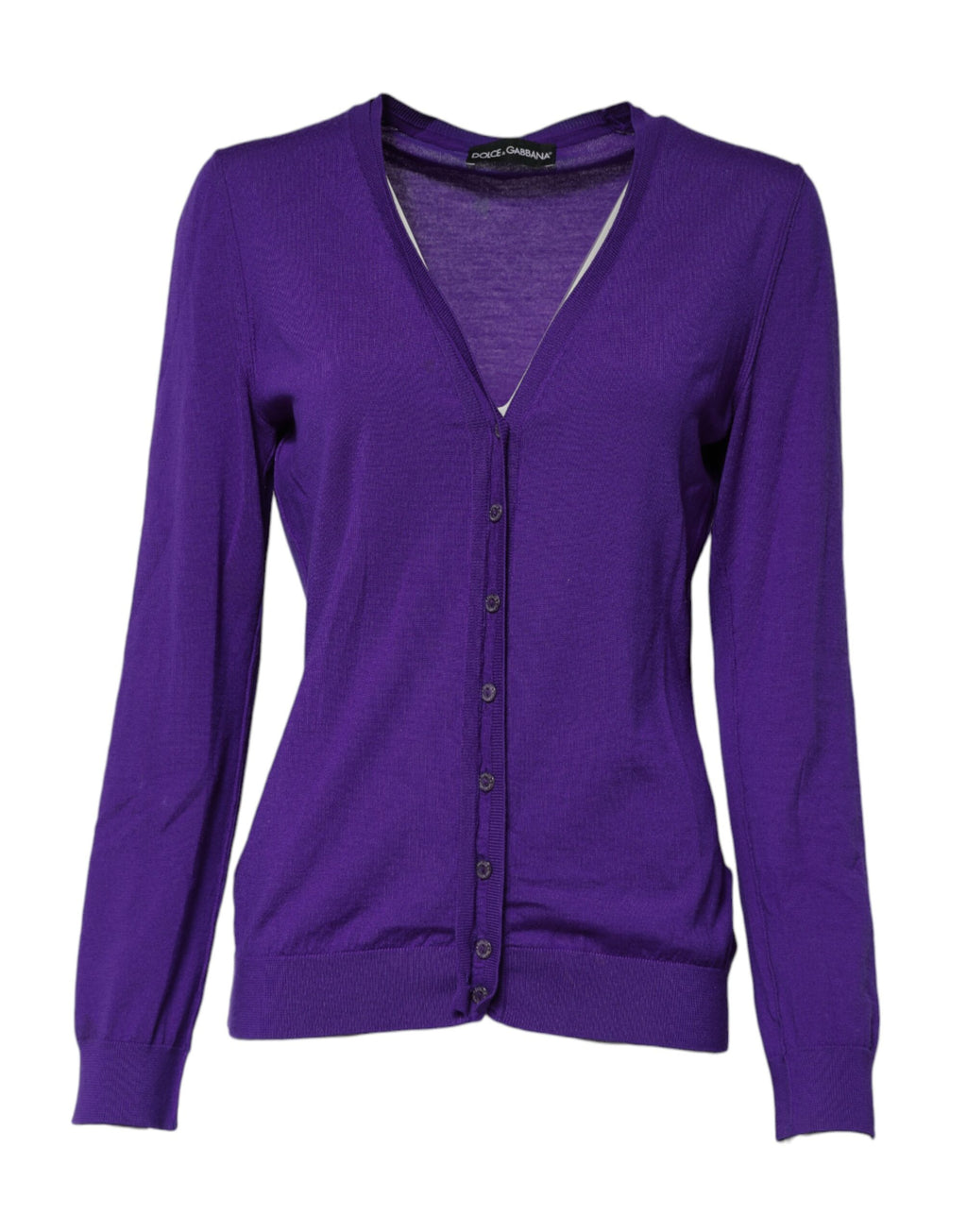 Pull en laine violet Dolce & Gabbana, cardigan en tricot avec col en V, doux et élégant, porté sur un fond neutre.