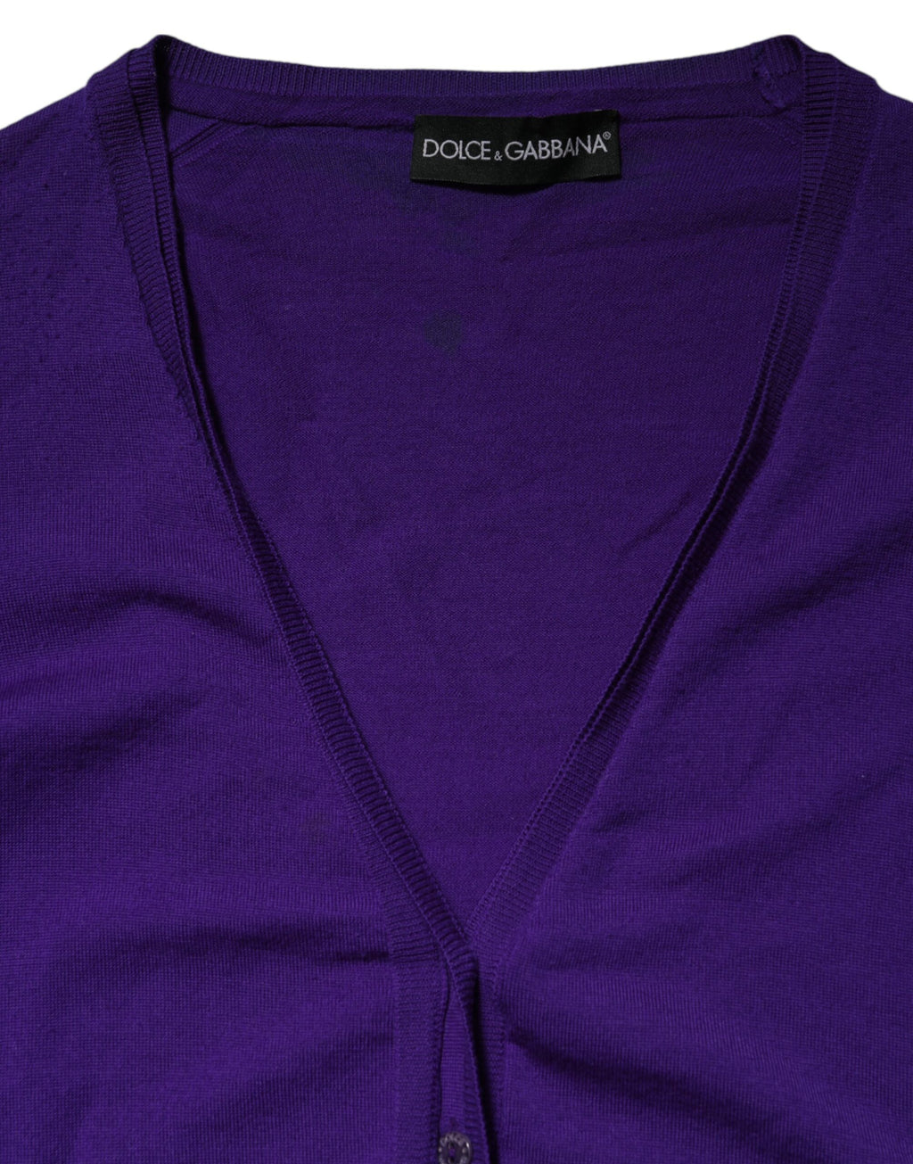 Pull en laine violette Dolce & Gabbana avec col en V, tricoté, parfait pour un style élégant et confortable.
