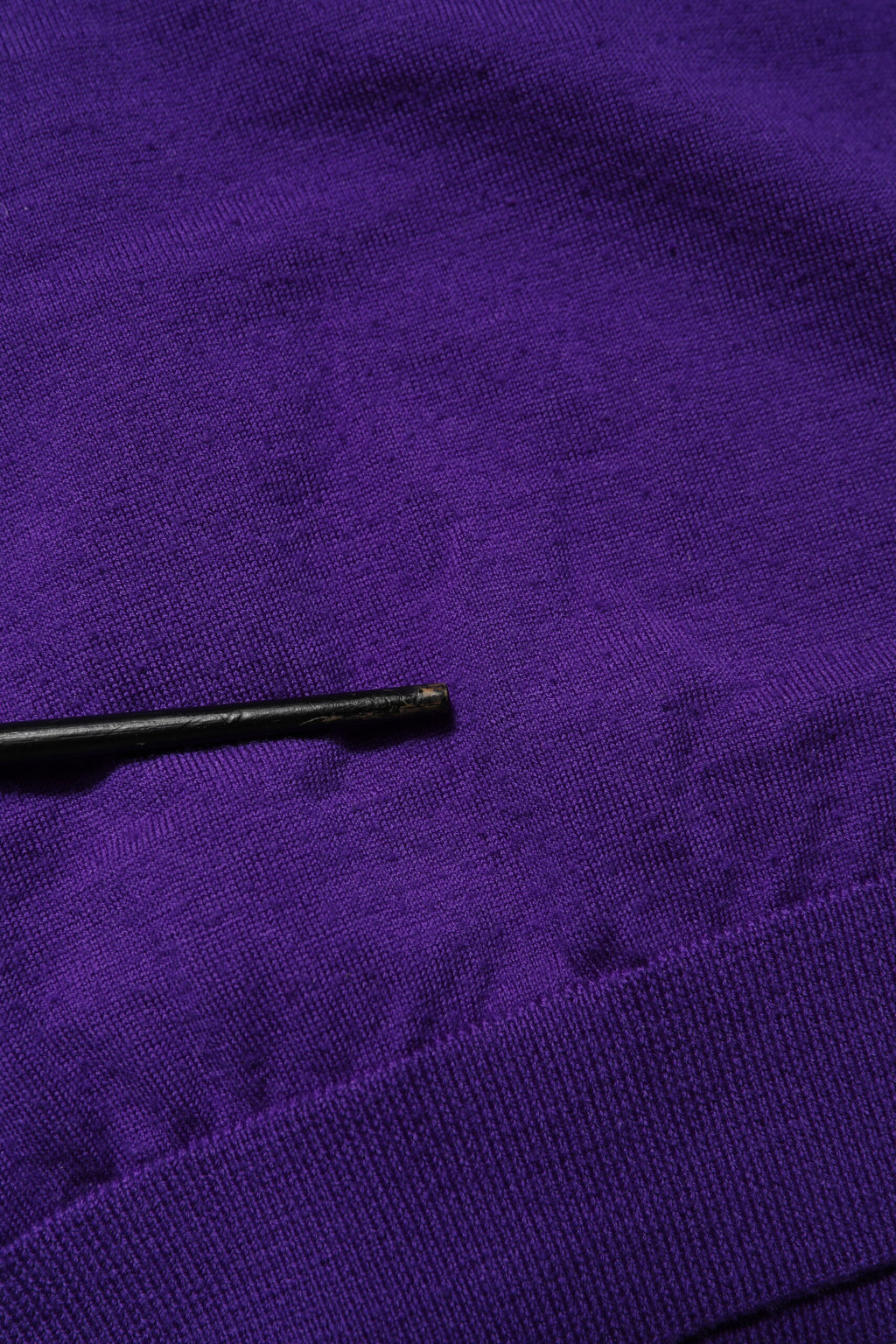 Pull en laine violet Dolce & Gabbana, cardigan en V-neck avec finition côtelée, doux et élégant pour femme
