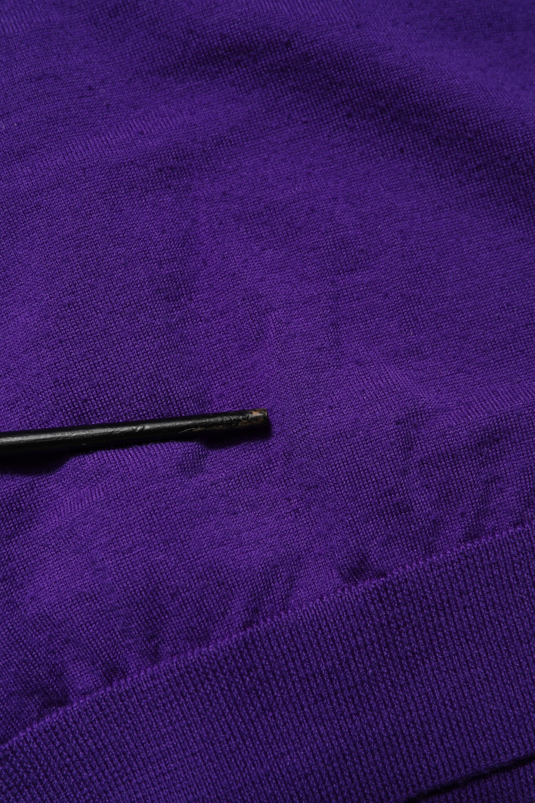 Pull en laine violet Dolce & Gabbana, cardigan en V-neck avec finition côtelée, doux et élégant pour femme