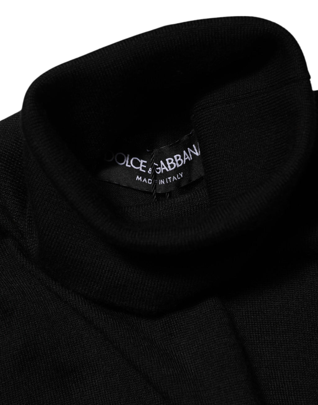 Pull en cachemire noir Dolce & Gabbana à col roulé, doux et élégant, porté sur un modèle, détail du tissu et de la coupe.