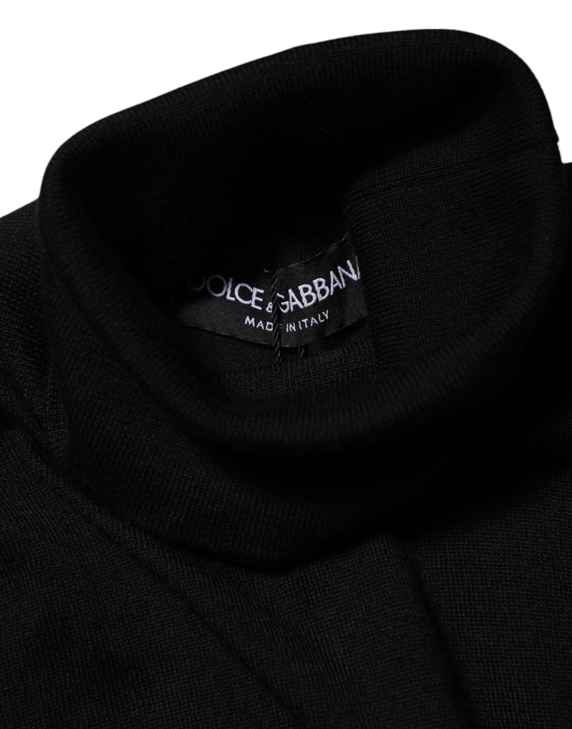 Pull en cachemire noir Dolce & Gabbana à col roulé, doux et élégant, porté sur un modèle, détail du tissu et de la coupe.