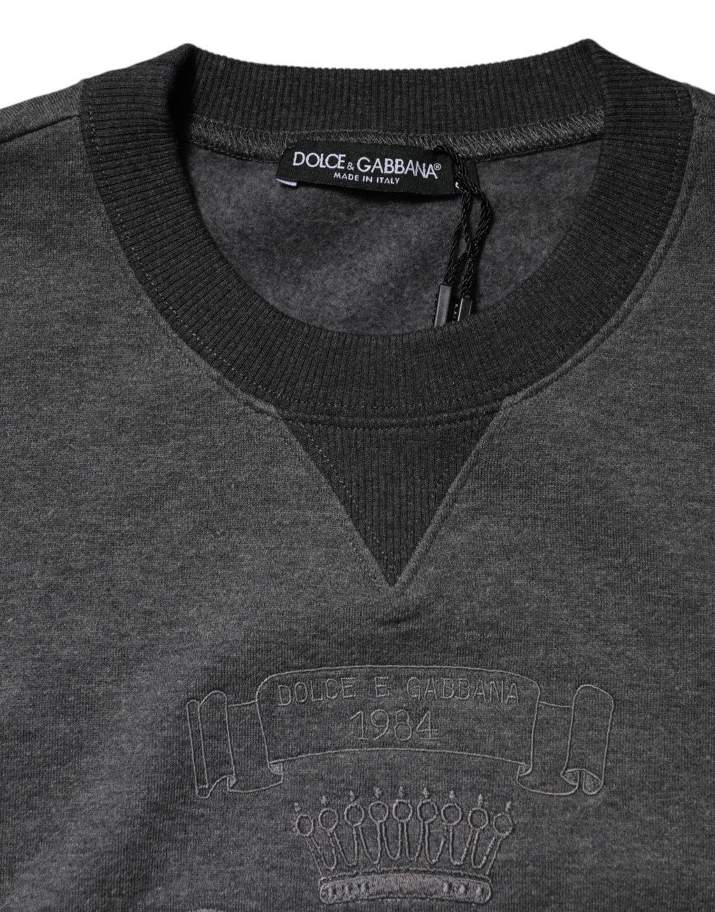 Pull Dolce & Gabbana gris à logo DG brodé, sweat-shirt confortable avec manche longue et col rond, style décontracté.