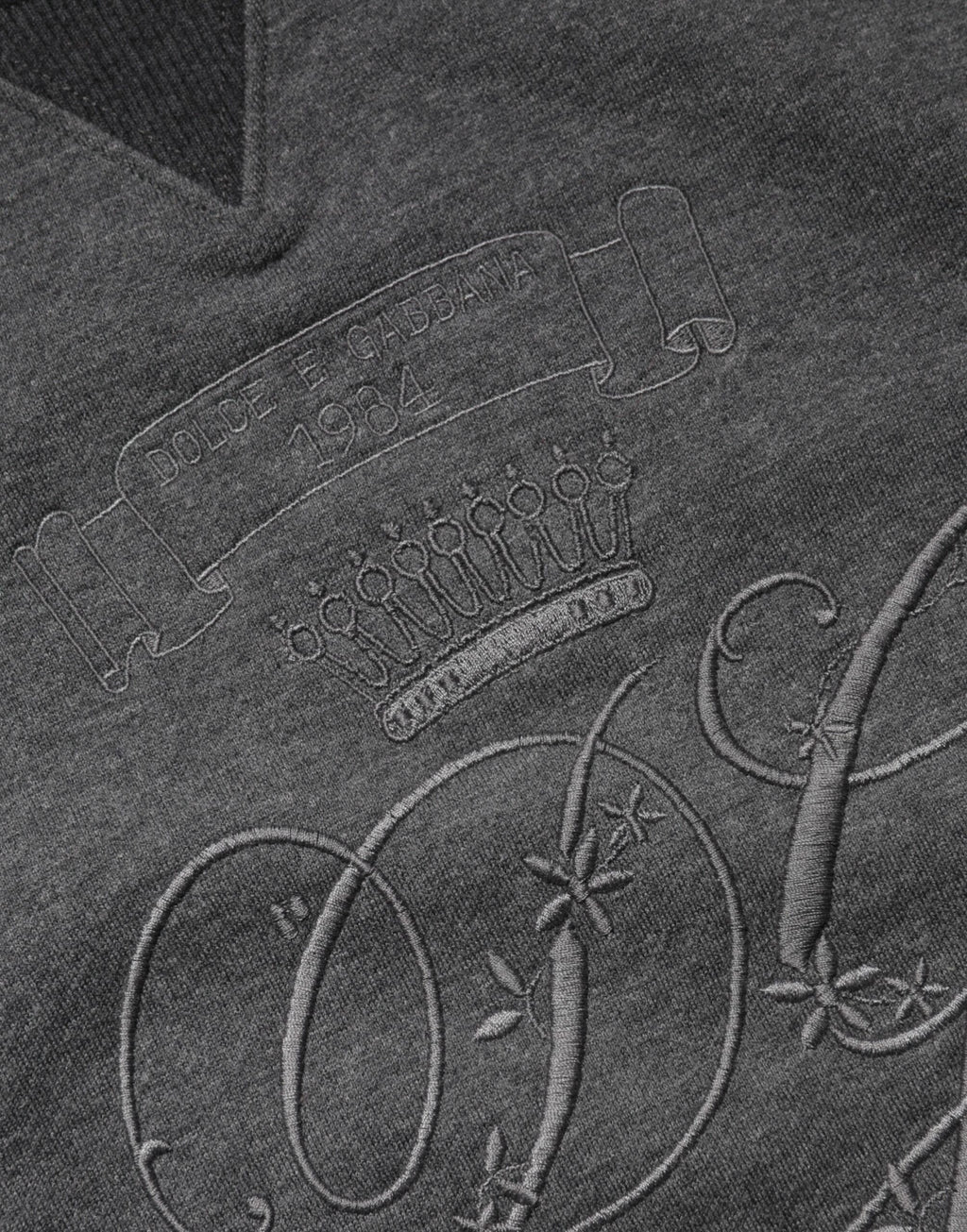 Pull en maille gris Dolce & Gabbana avec logo DG brodé, style décontracté et élégant.