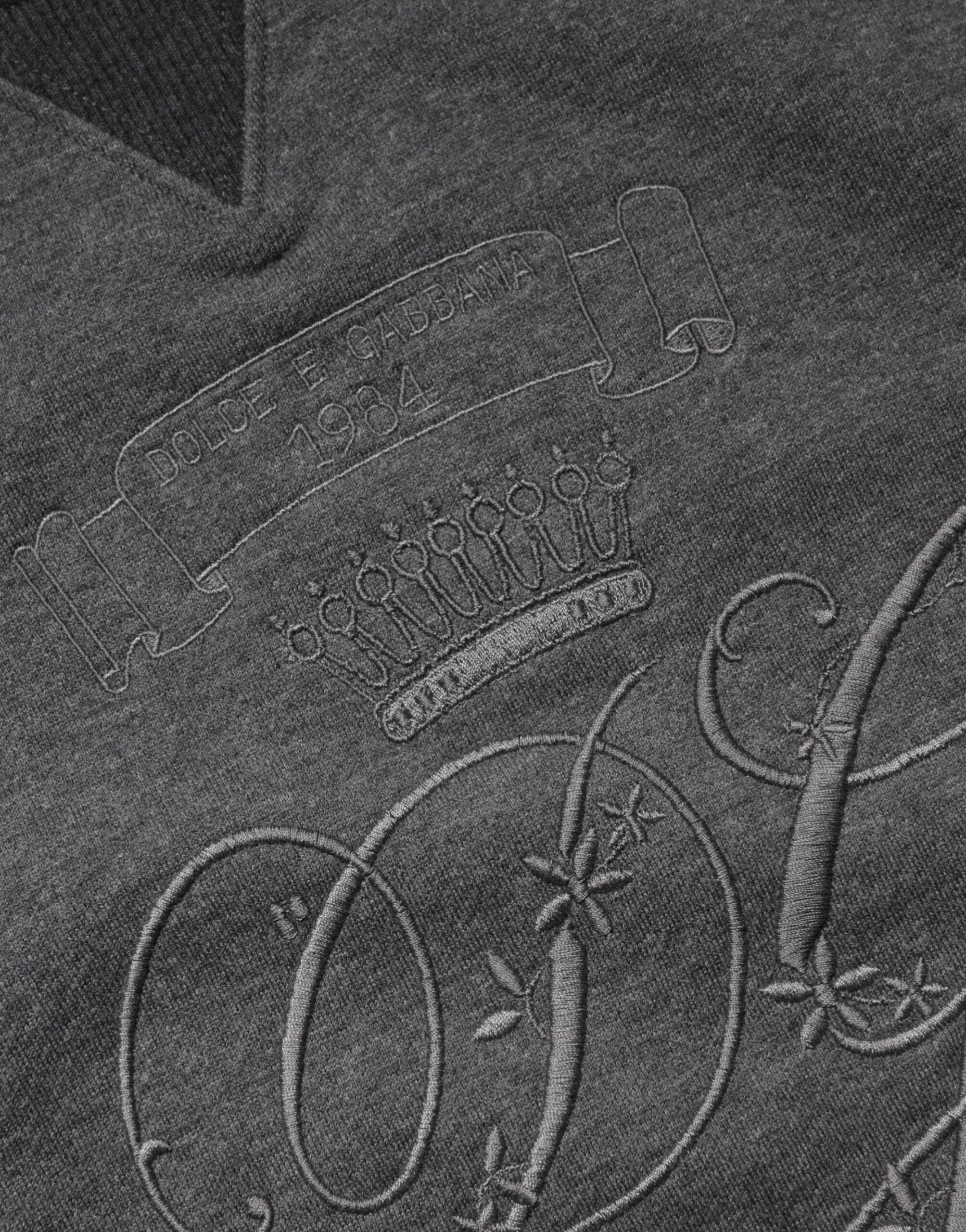 Pull en maille gris Dolce & Gabbana avec logo DG brodé, style décontracté et élégant.