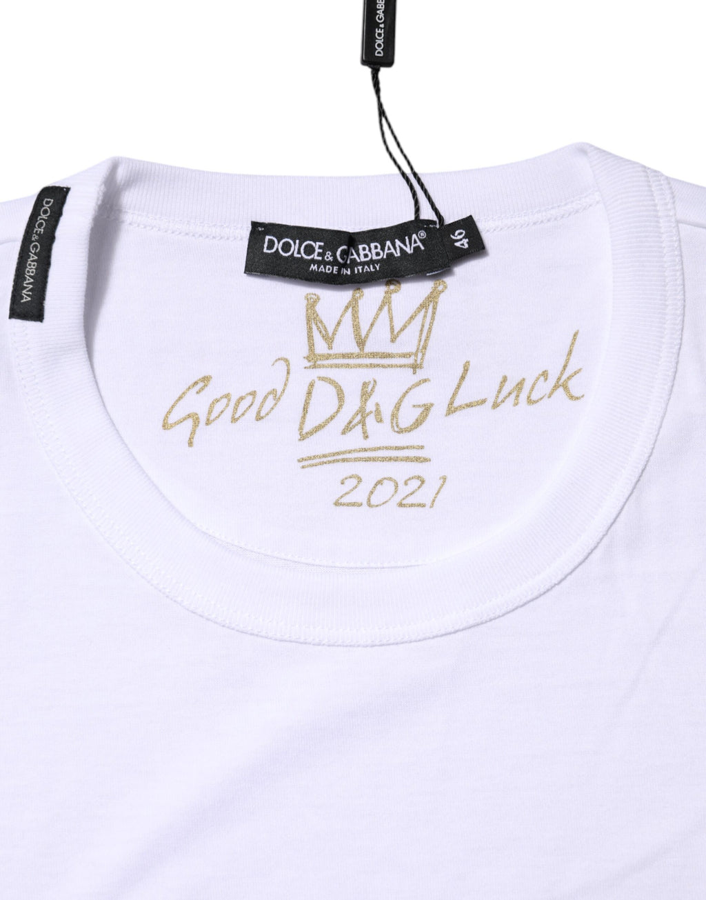 T-shirt blanc en coton Dolce & Gabbana Goodluck 2022 avec col rond et logo sur la poitrine, vue de face.