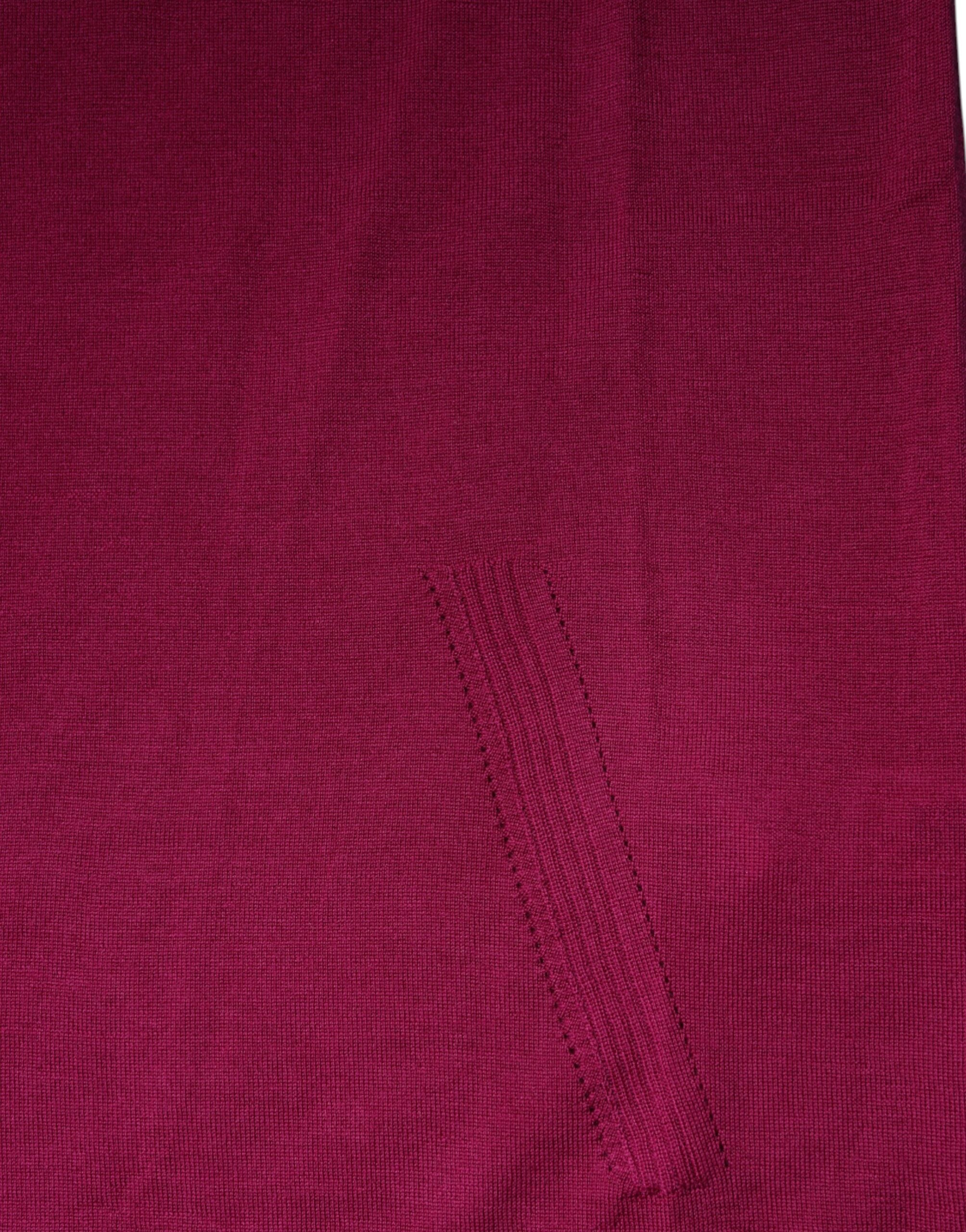 Pull en laine fuchsia Dolce & Gabbana à manches longues et col roulé, porté sur un mannequin.