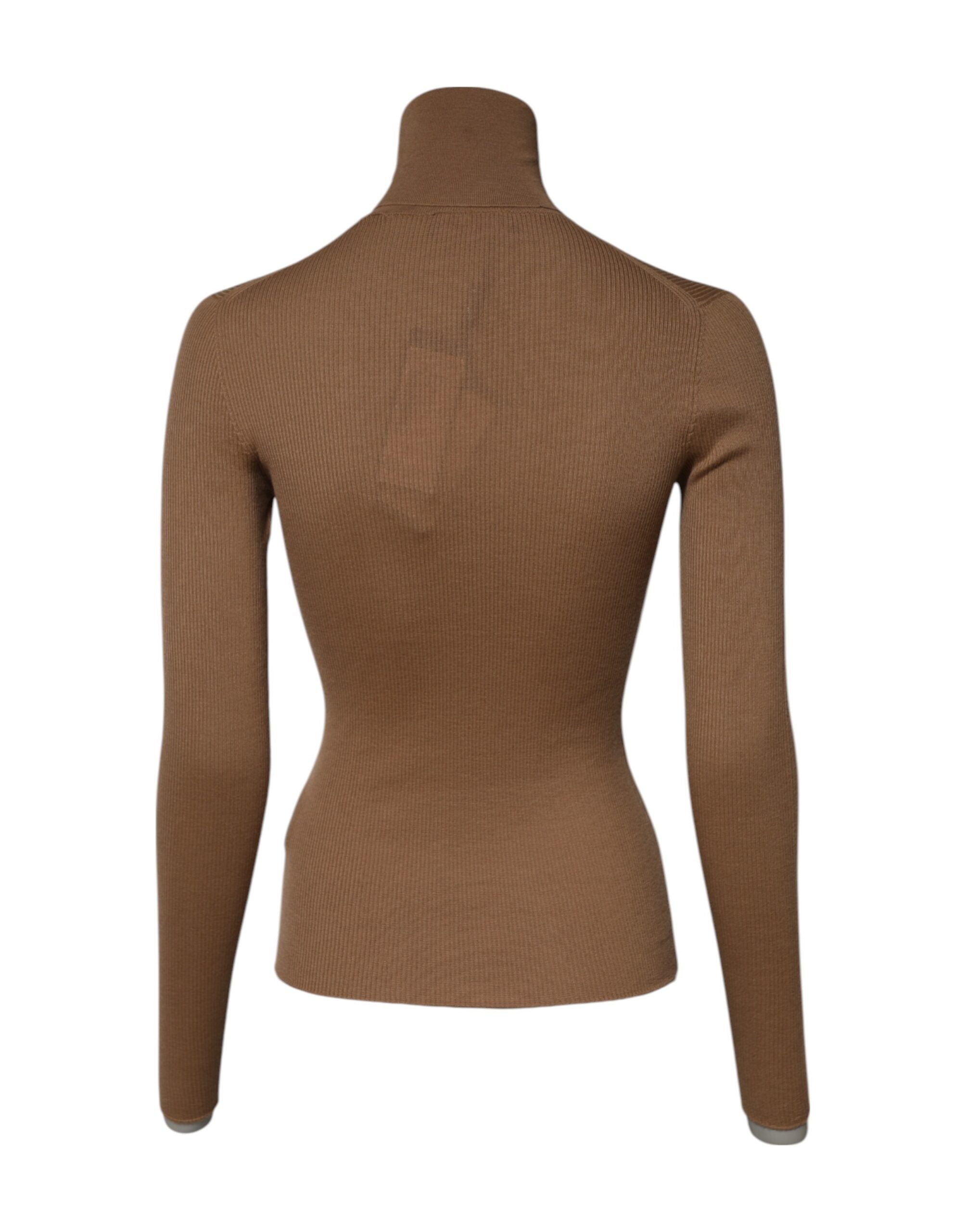 Pull à manches longues en maille marron Dolce & Gabbana avec col roulé, visible en gros plan sur le modèle.