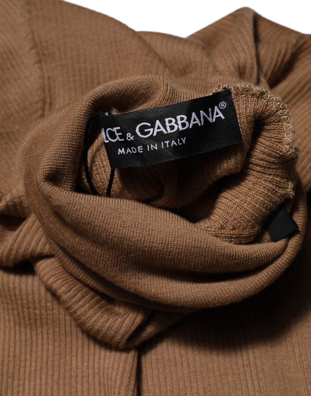 Pull en maille marron Dolce & Gabbana à manches longues et col roulé, doux et chaud, porté sur un mannequin.