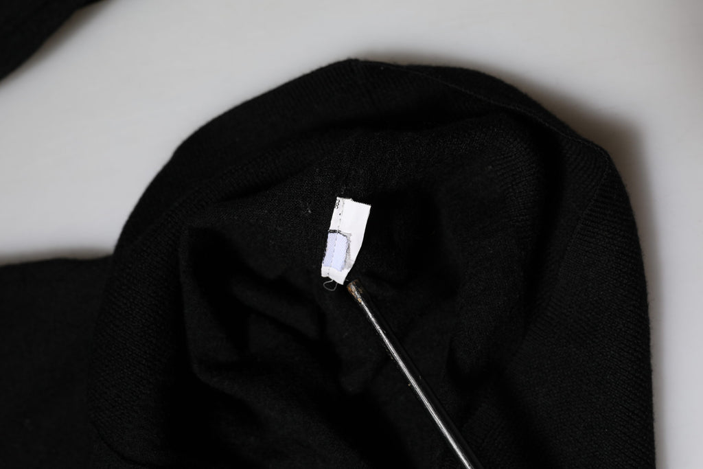 Cardigan noir Dolce & Gabbana à col rond, pull en laine avec détails élégants, porté sur un mannequin.