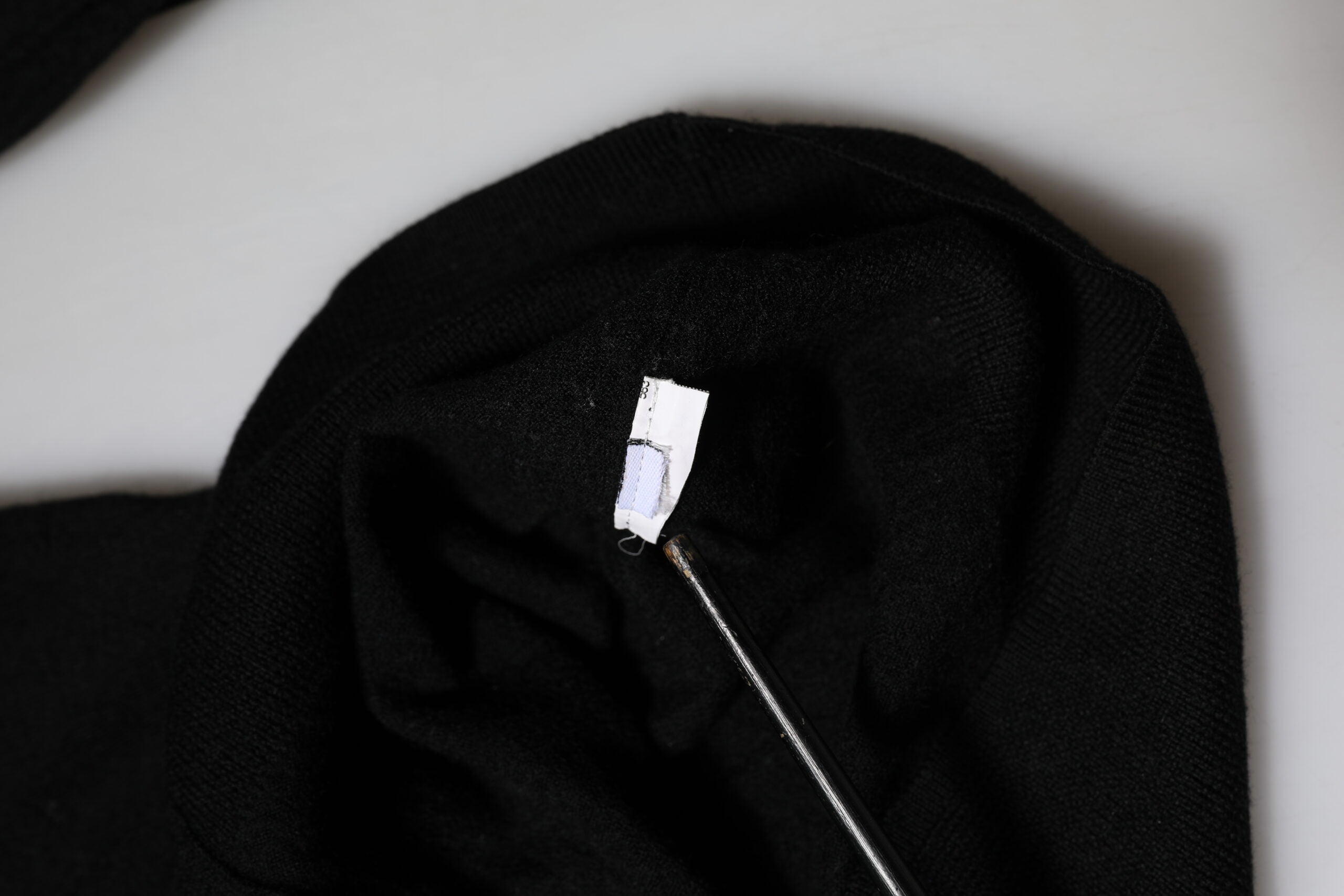 Cardigan noir Dolce & Gabbana à col rond, pull en laine avec détails élégants, porté sur un mannequin.