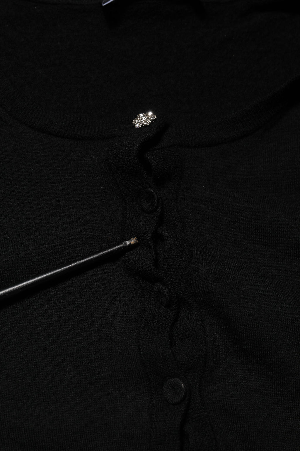 Pull rond noir Dolce & Gabbana STAFF, cardigan en laine avec col rond, porté sur un mannequin blanc.