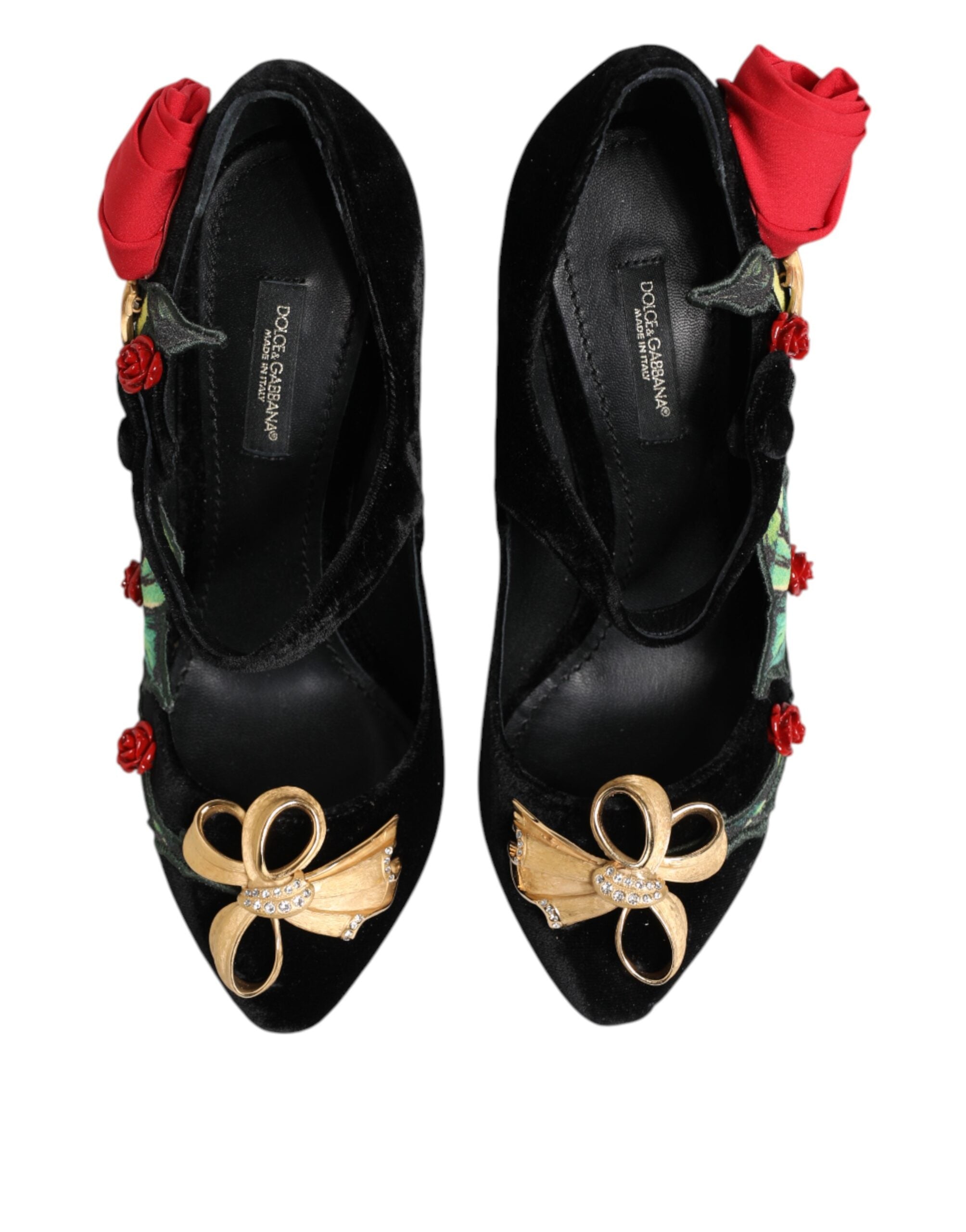 Broche à roses noires et cristaux Dolce & Gabbana sur chaussures Mary Jane noires élégantes.