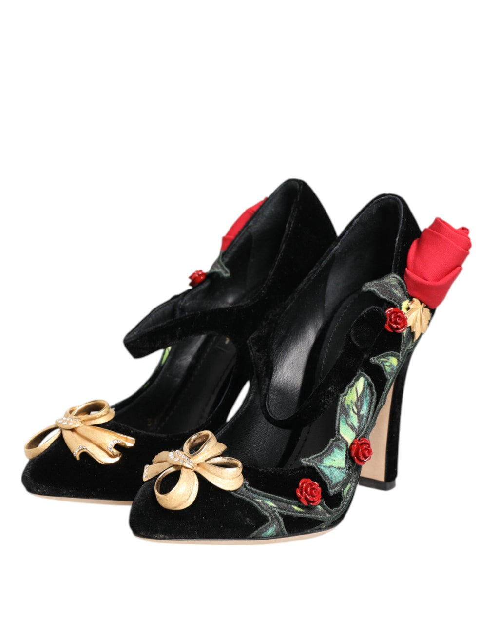 Broche en cristaux avec roses noires de Dolce & Gabbana, portée sur des chaussures Mary Jane élégantes.