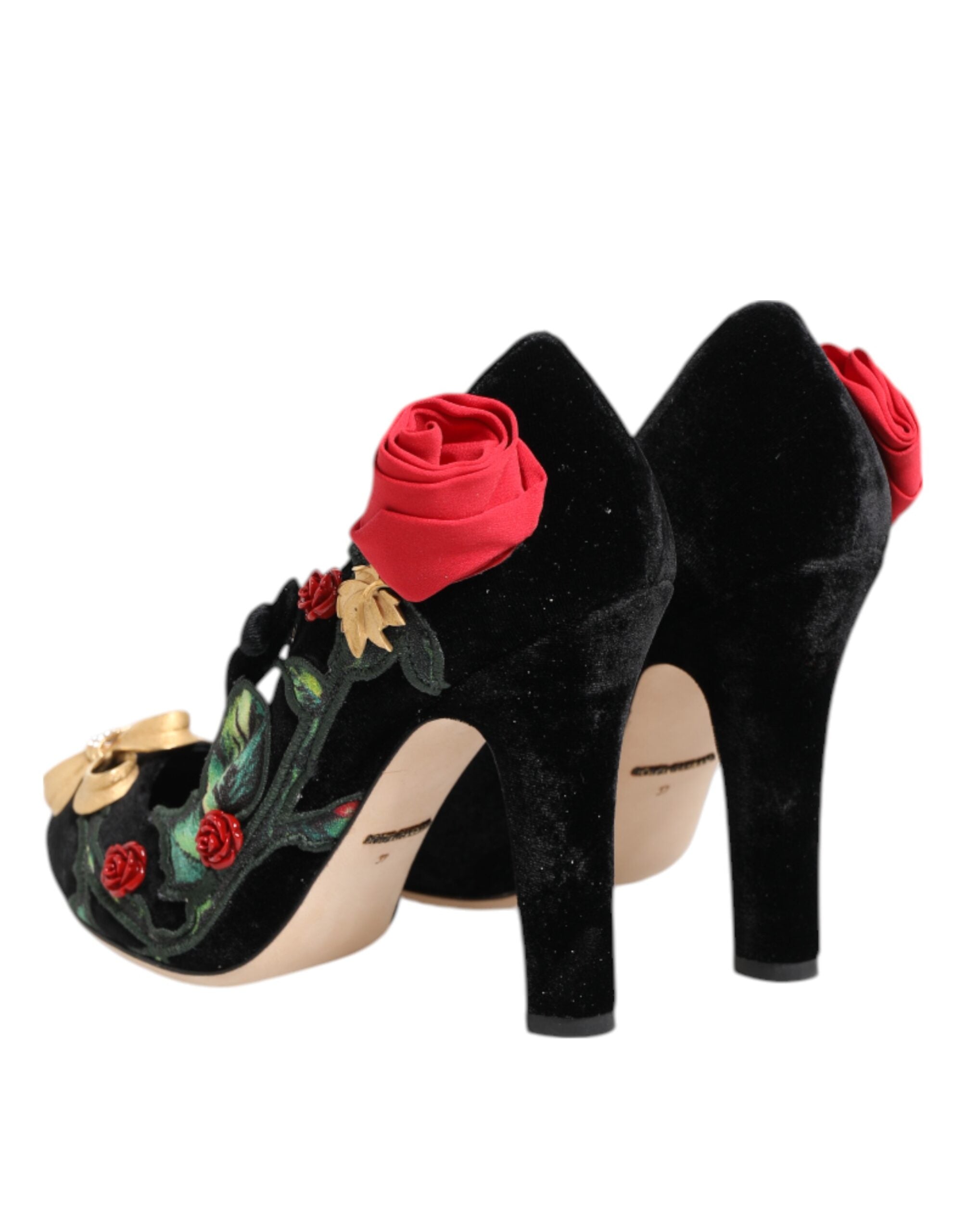 Broche en cristal avec roses noires Dolce & Gabbana sur chaussures Mary Jane élégantes en cuir noir.