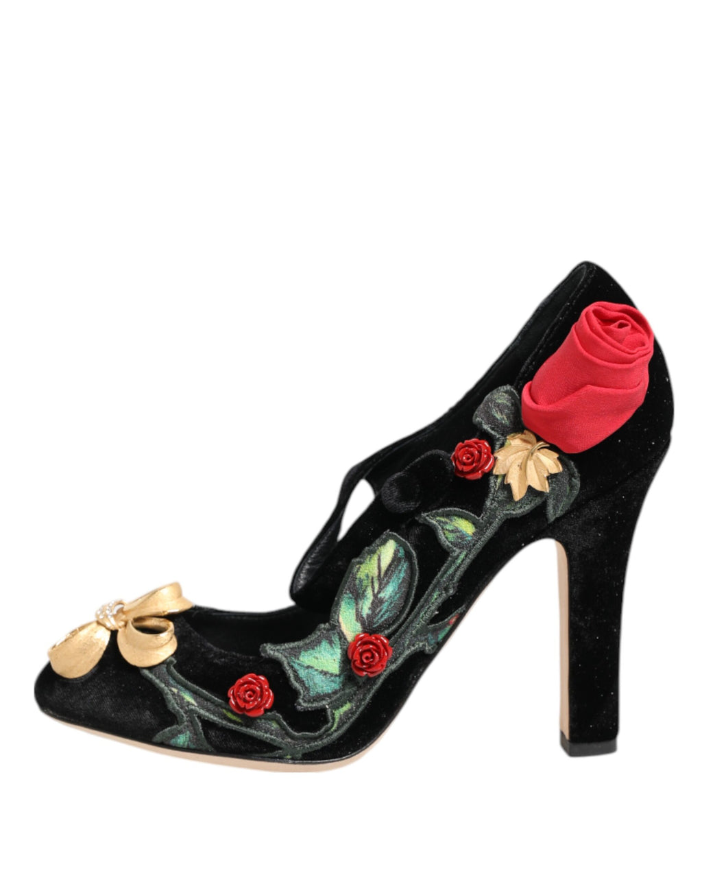 Broche en cristal avec roses noires de Dolce & Gabbana, portée sur des chaussures Mary Jane élégantes.