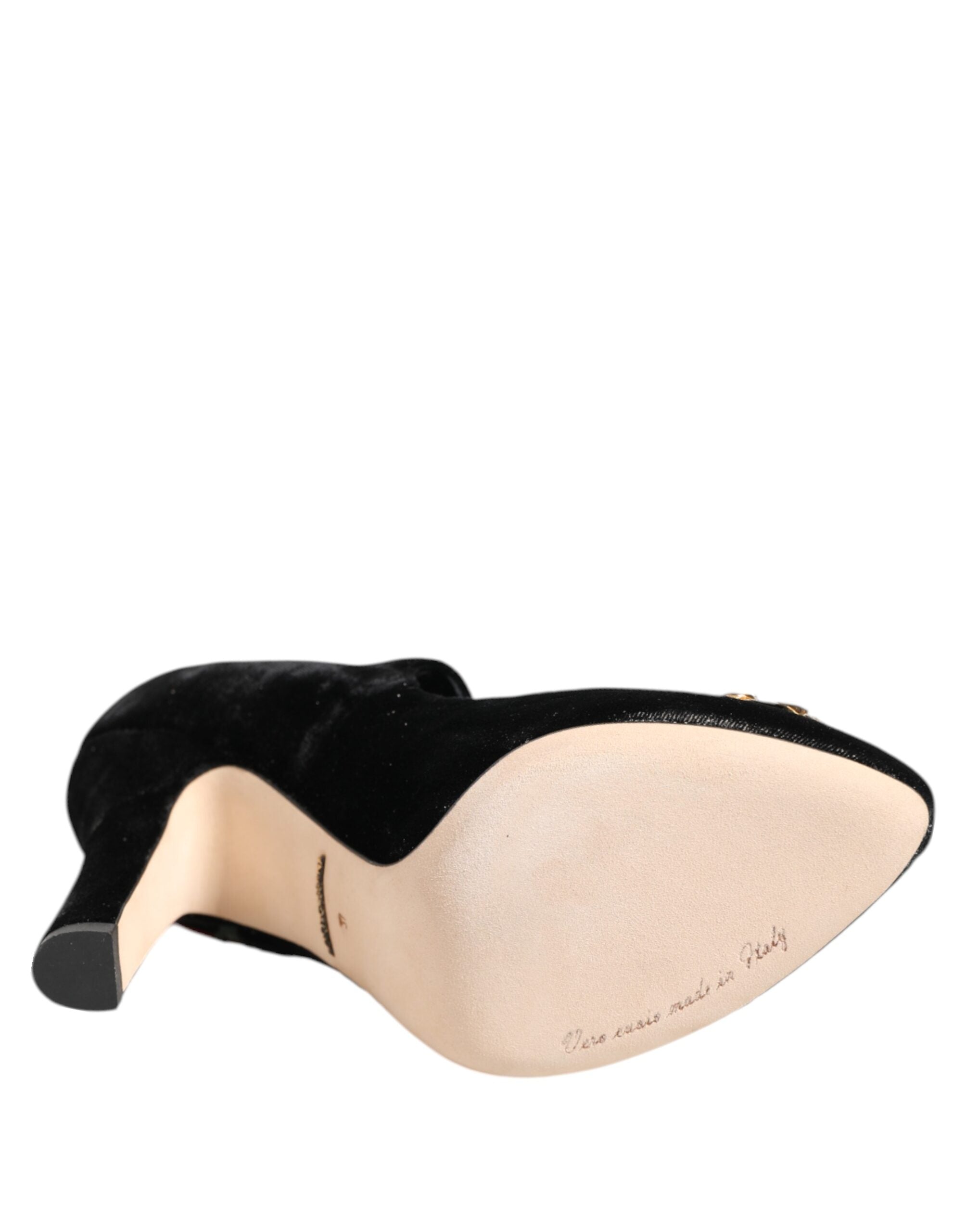 Broche à roses noires et cristaux de Dolce & Gabbana, porté sur des chaussures Mary Jane élégantes.