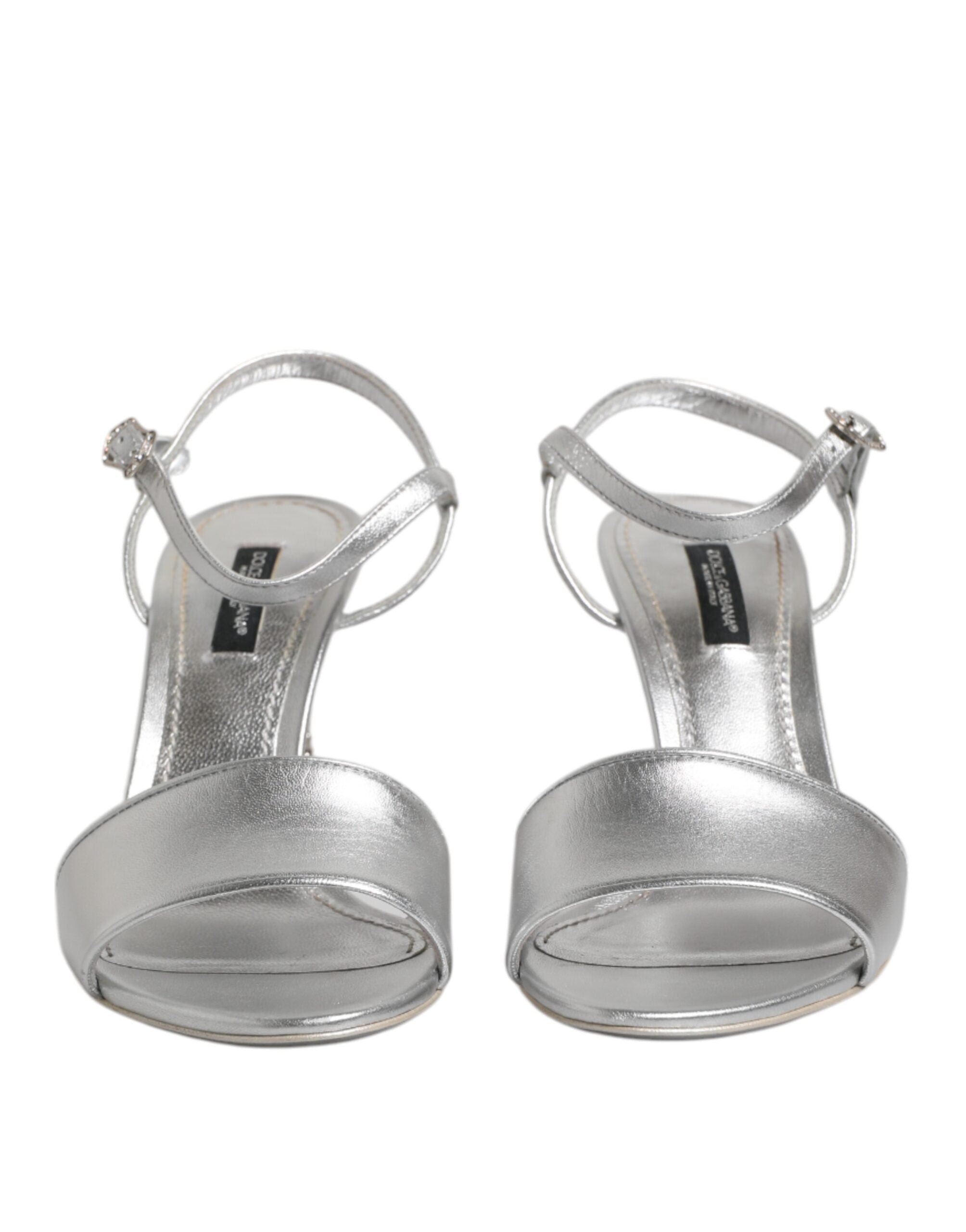 Sandales à talons Dolce & Gabbana KEIRA en argent avec bride à la cheville, vue de côté.