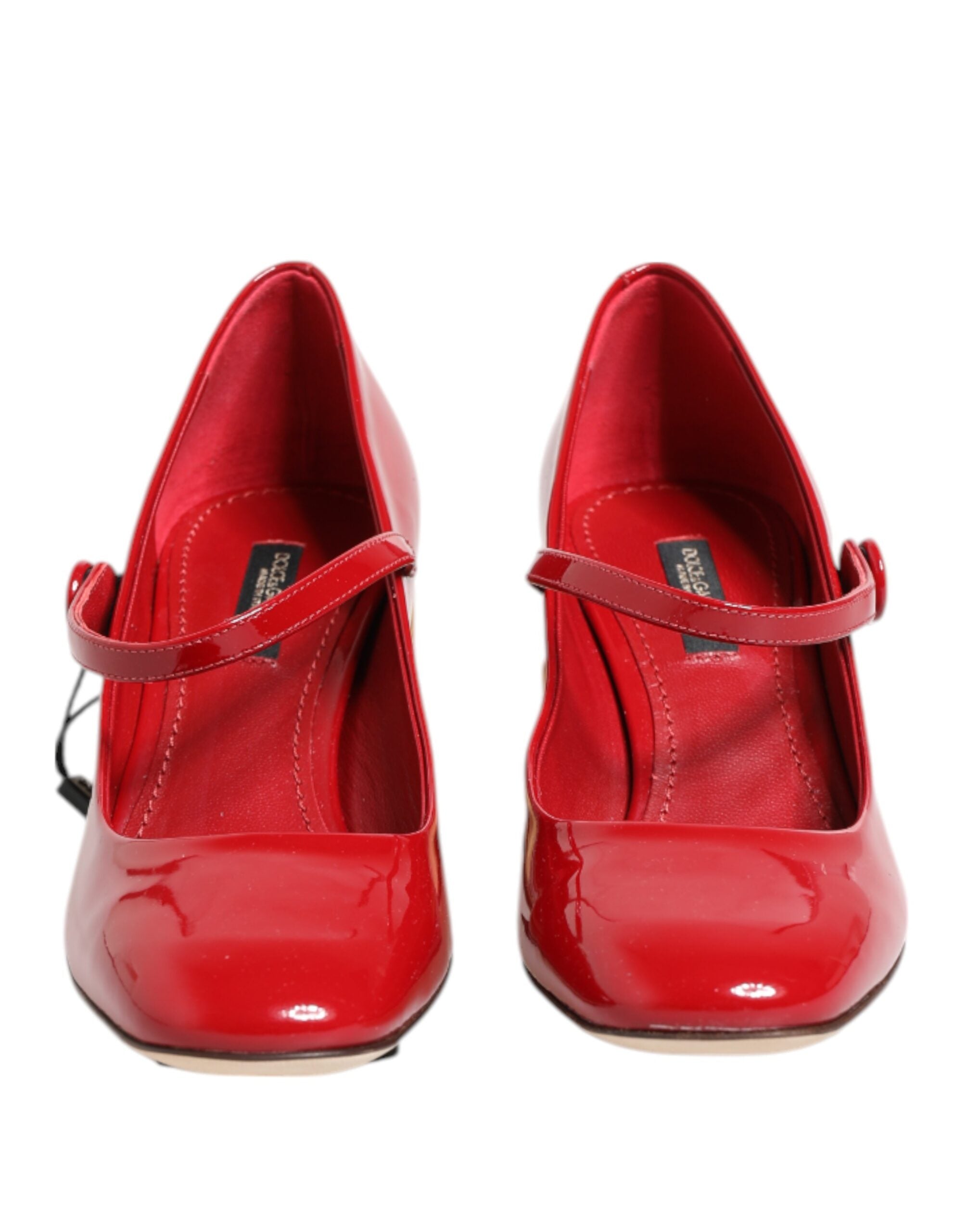 Sandales à talons rouges Dolce & Gabbana en cuir avec logo DG, visibles avec leurs talons hauts et design élégant.