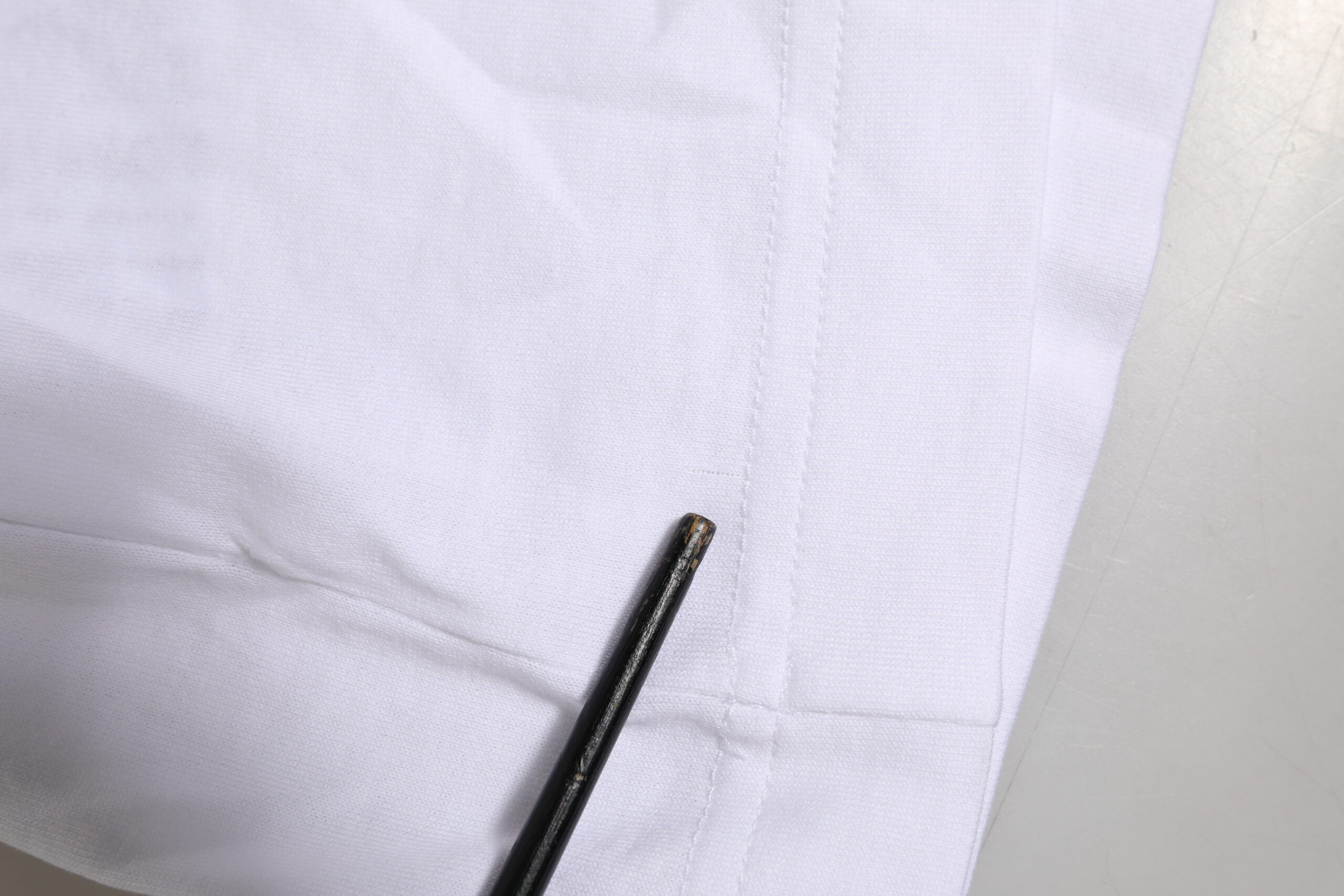 T-shirt blanc Dolce & Gabbana à manches courtes avec logo DG imprimé, style décontracté et élégant.
