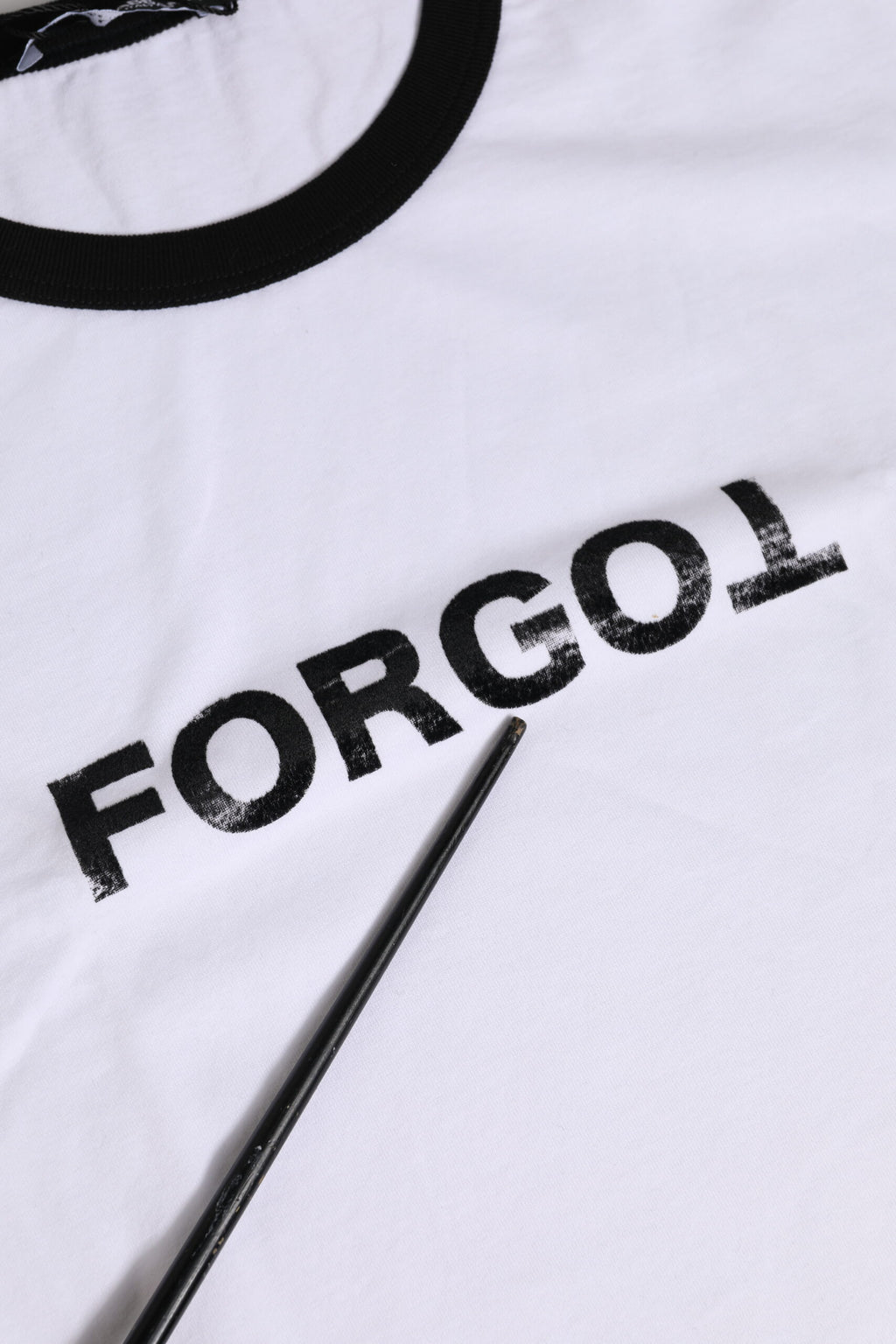 T-shirt cropée blanche en coton de Dolce & Gabbana avec col rond, vue de face, détails du tissu et coupe moderne visible.