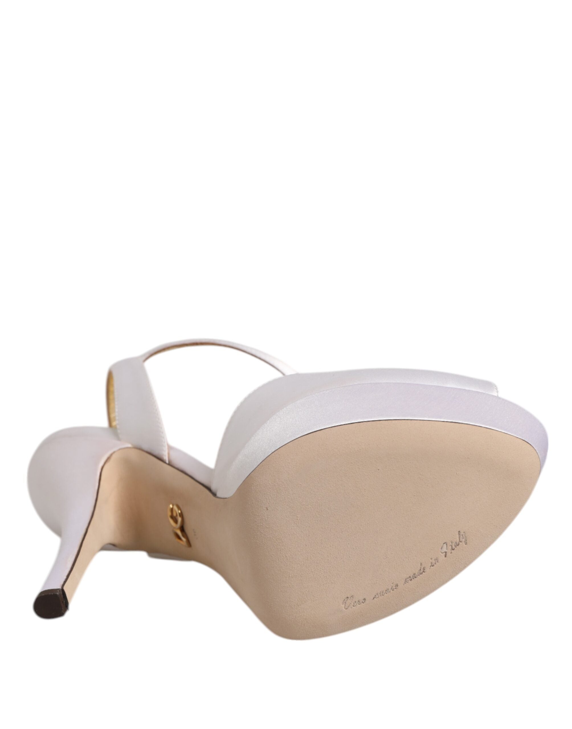 Sandales à talons plateforme en satin blanc de Dolce & Gabbana, chaussures élégantes avec brides fines et design sophistiqué.