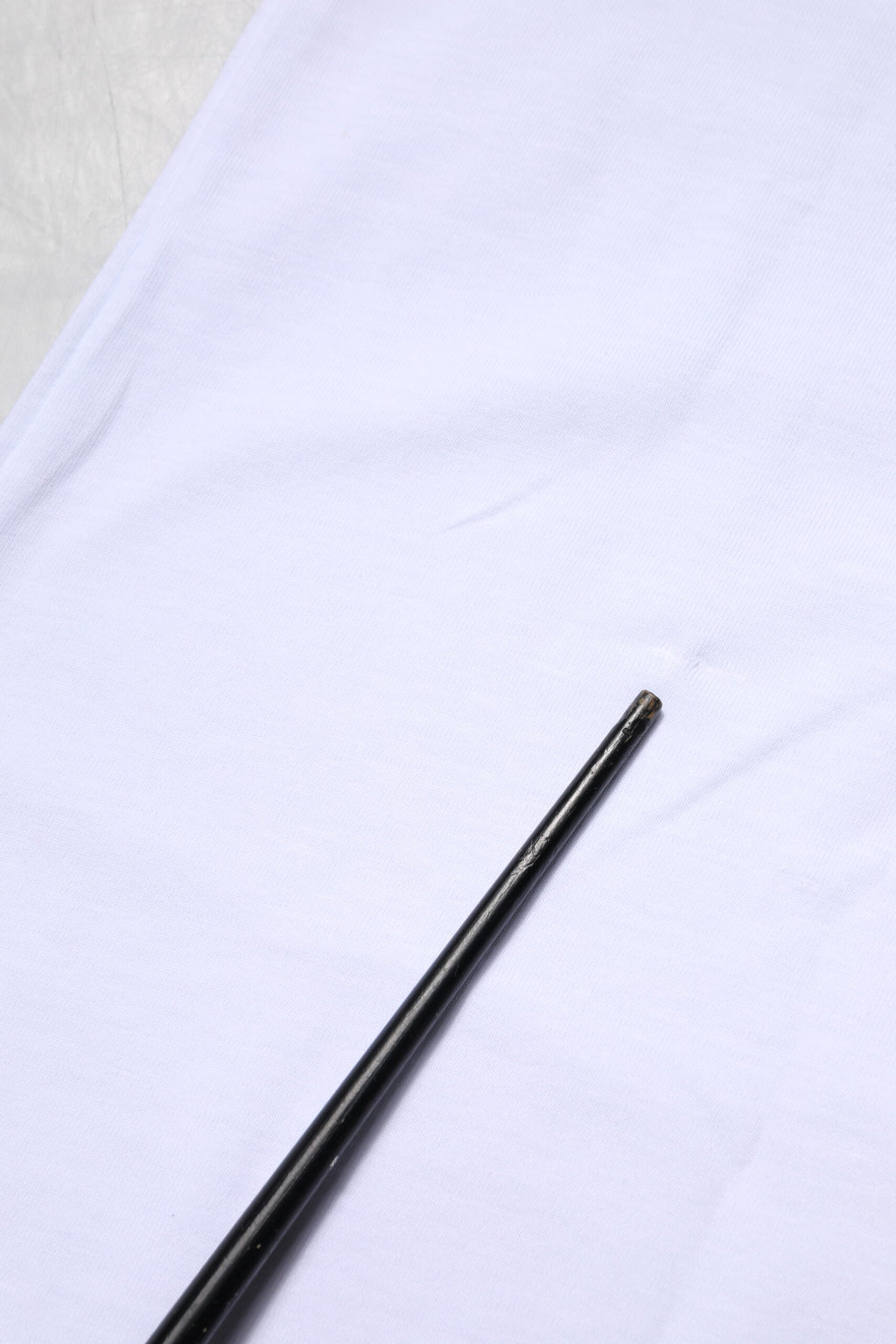 T-shirt blanc en coton Dolce & Gabbana Goodluck 2023 à col ras du cou avec motif de symbole de bonne chance.
