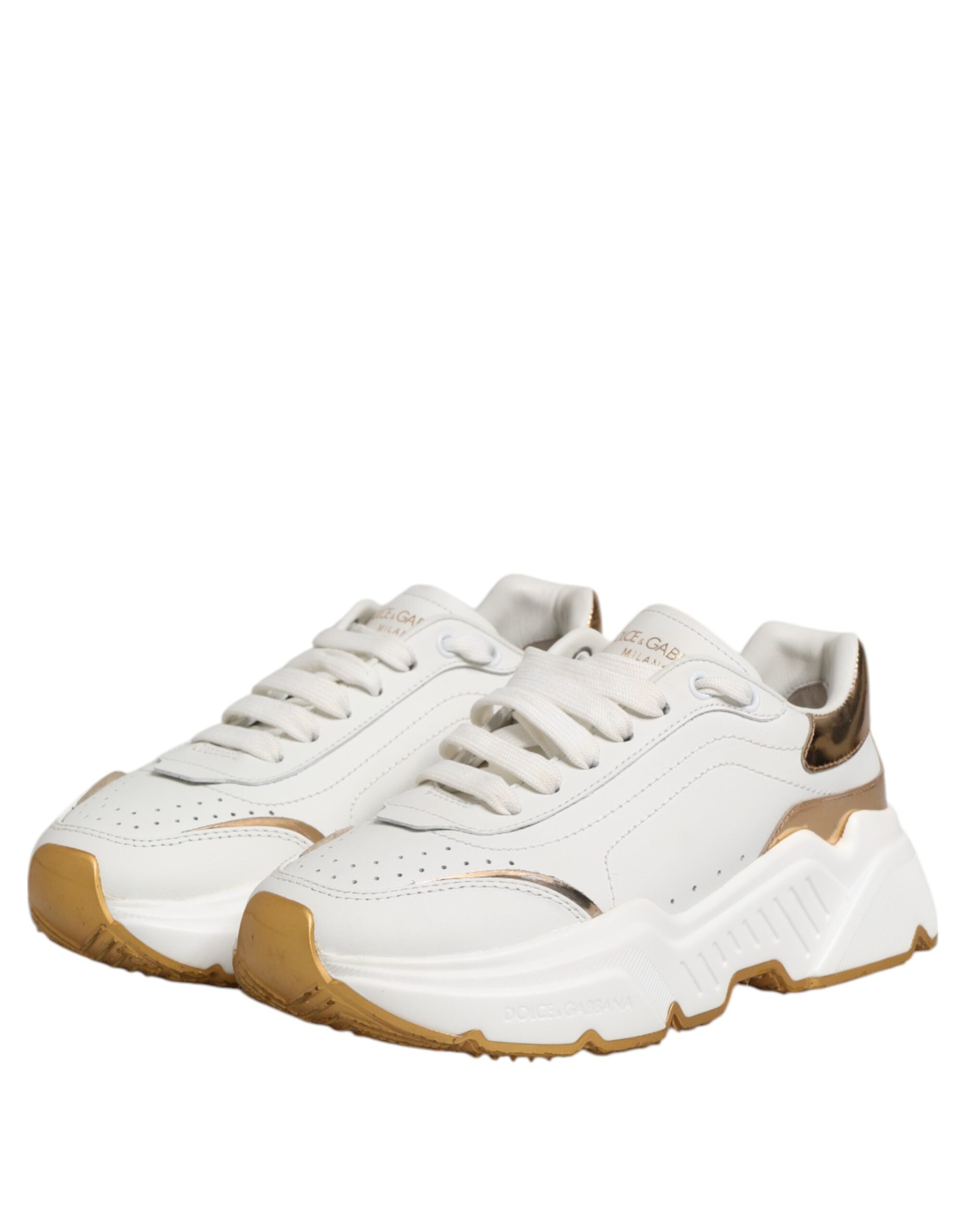 Chaussures sneakers Dolce & Gabbana DAYMASTER en cuir blanc et or, style élégant et moderne, vue de face.