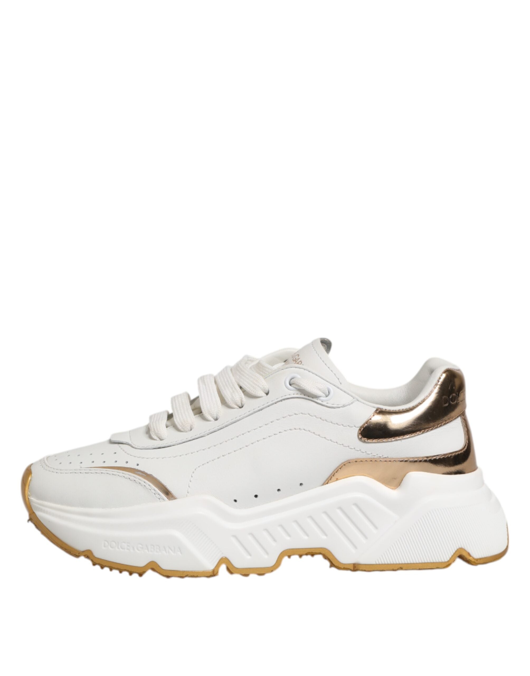Chaussures sneakers Dolce & Gabbana DAYMASTER en cuir blanc avec détails en or, vue de face sur chaussure élégante.