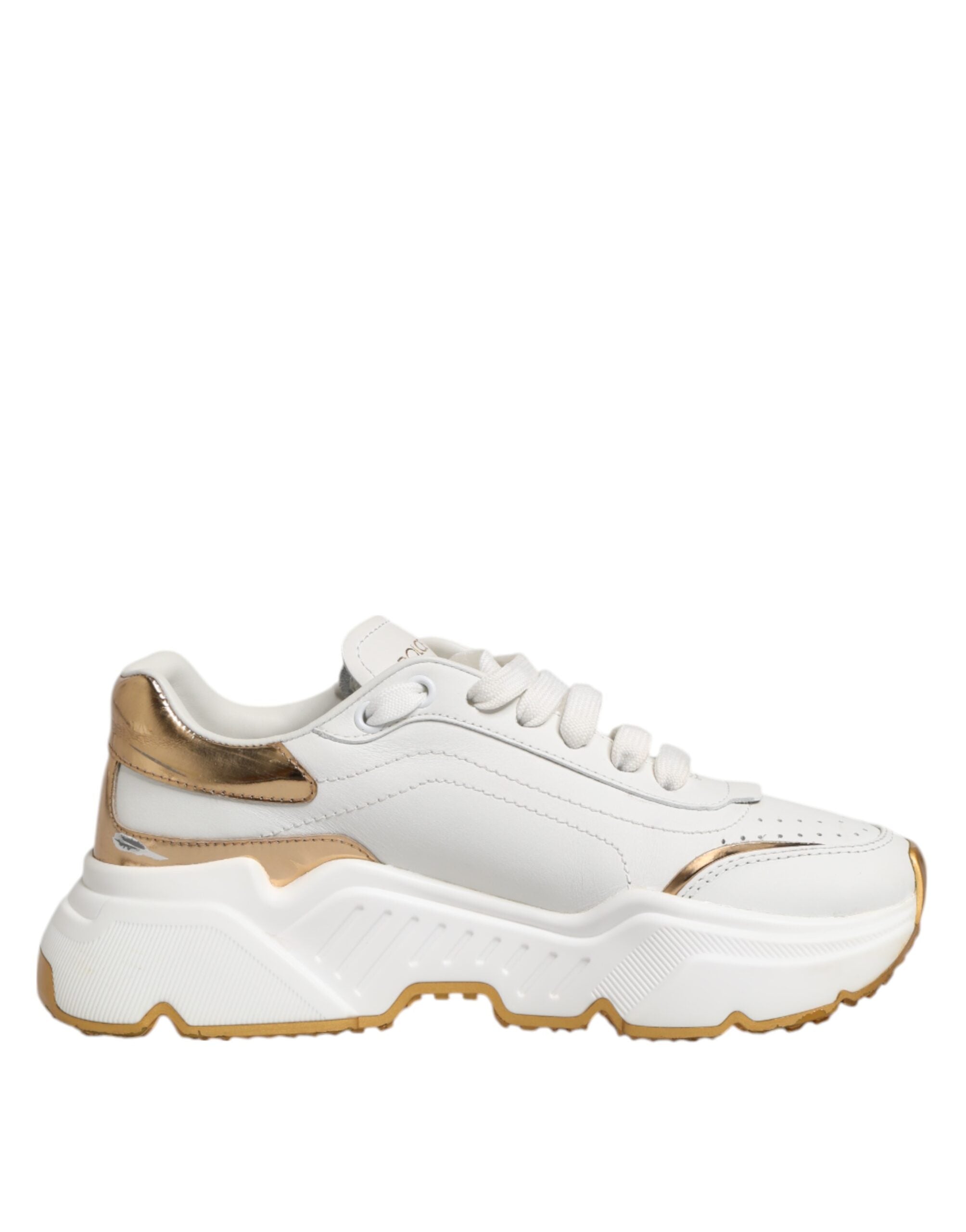 Chaussures sneakers en cuir blanc et or Dolce & Gabbana DAYMASTER, design élégant et moderne, vue de face sur la chaussure.