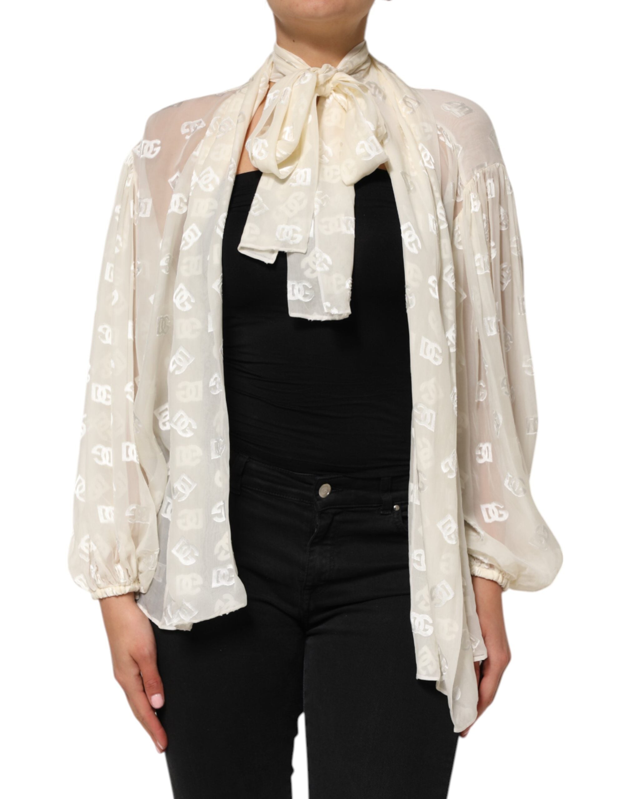 Haut Dolce & Gabbana blanc avec logo monogramme et col ascot, détails élégants et motif distinctif visible sur l'image.