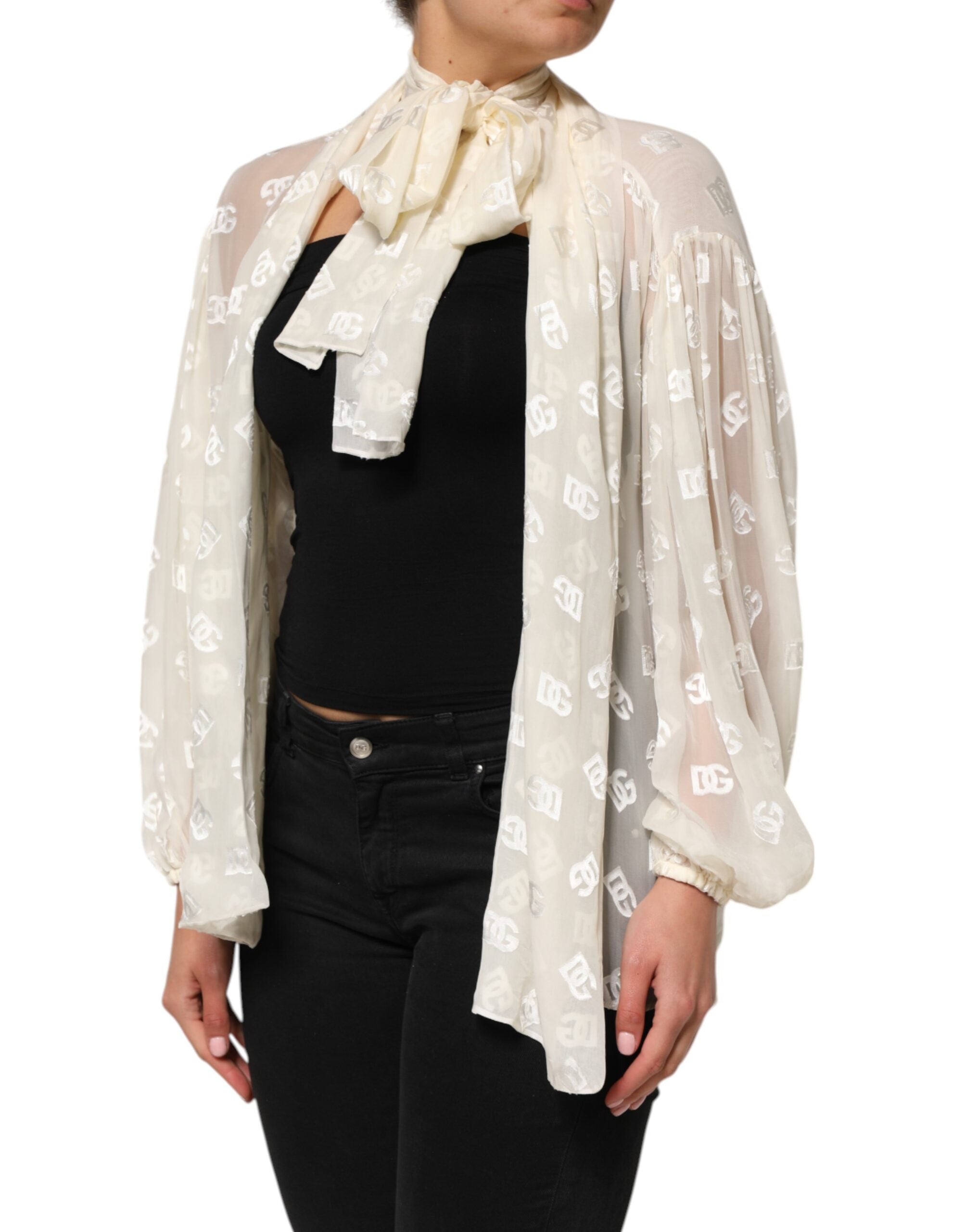 Haut Dolce & Gabbana blanc avec logo monogramme, col ascot, style élégant et sophistiqué.