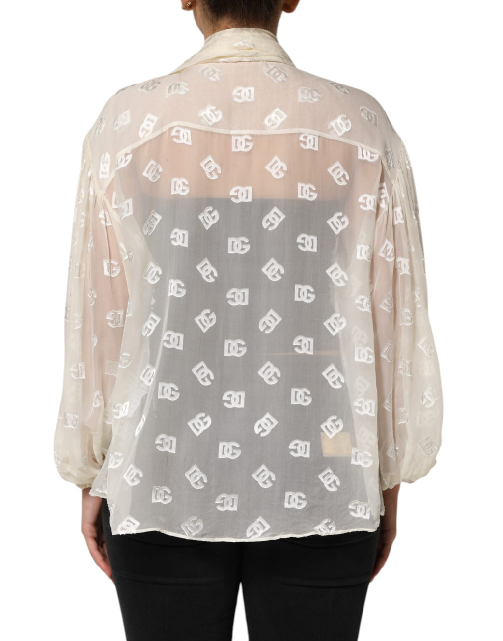 Chemise Dolce & Gabbana blanc avec col ascot et logo monogramme, détails élégants et tissu de qualité visible sur l'image.