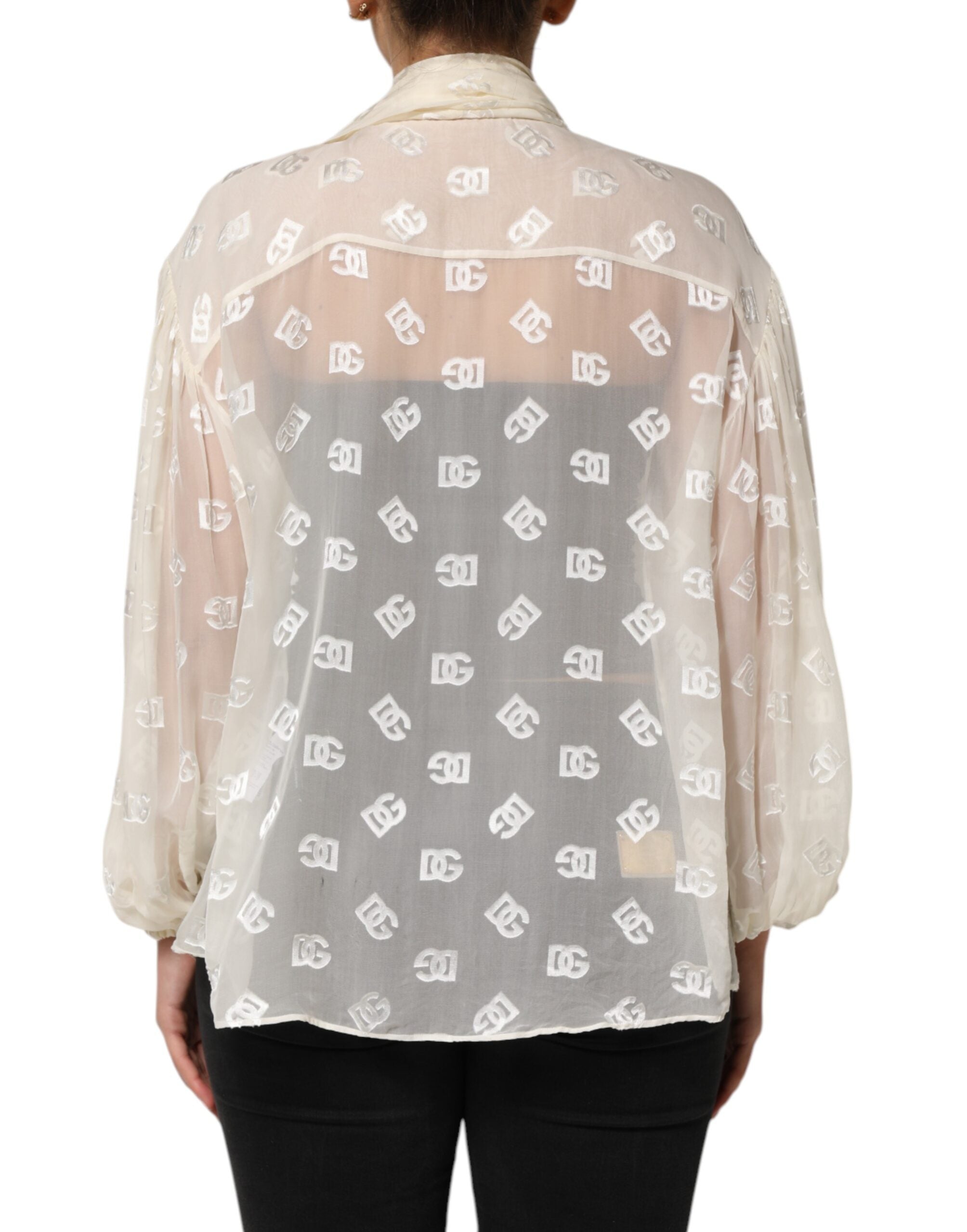 Chemise Dolce & Gabbana blanc avec col ascot et logo monogramme, détails élégants et tissu de qualité visible sur l'image.