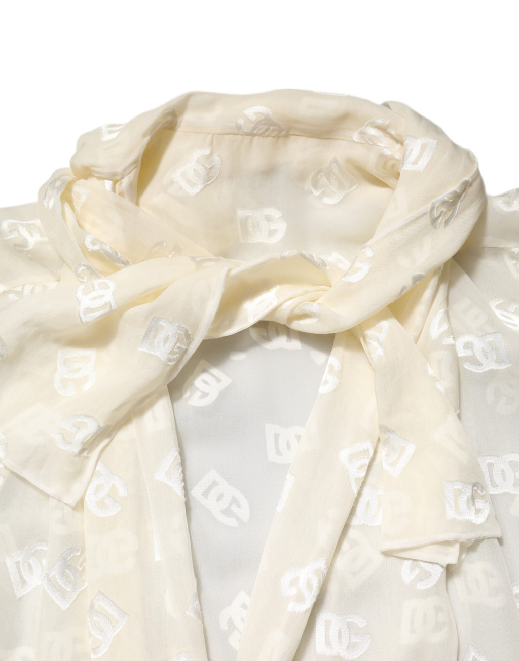 Haut Dolce & Gabbana à col ascot blanc avec logo monogramme, tissu léger et élégant, vue de face.