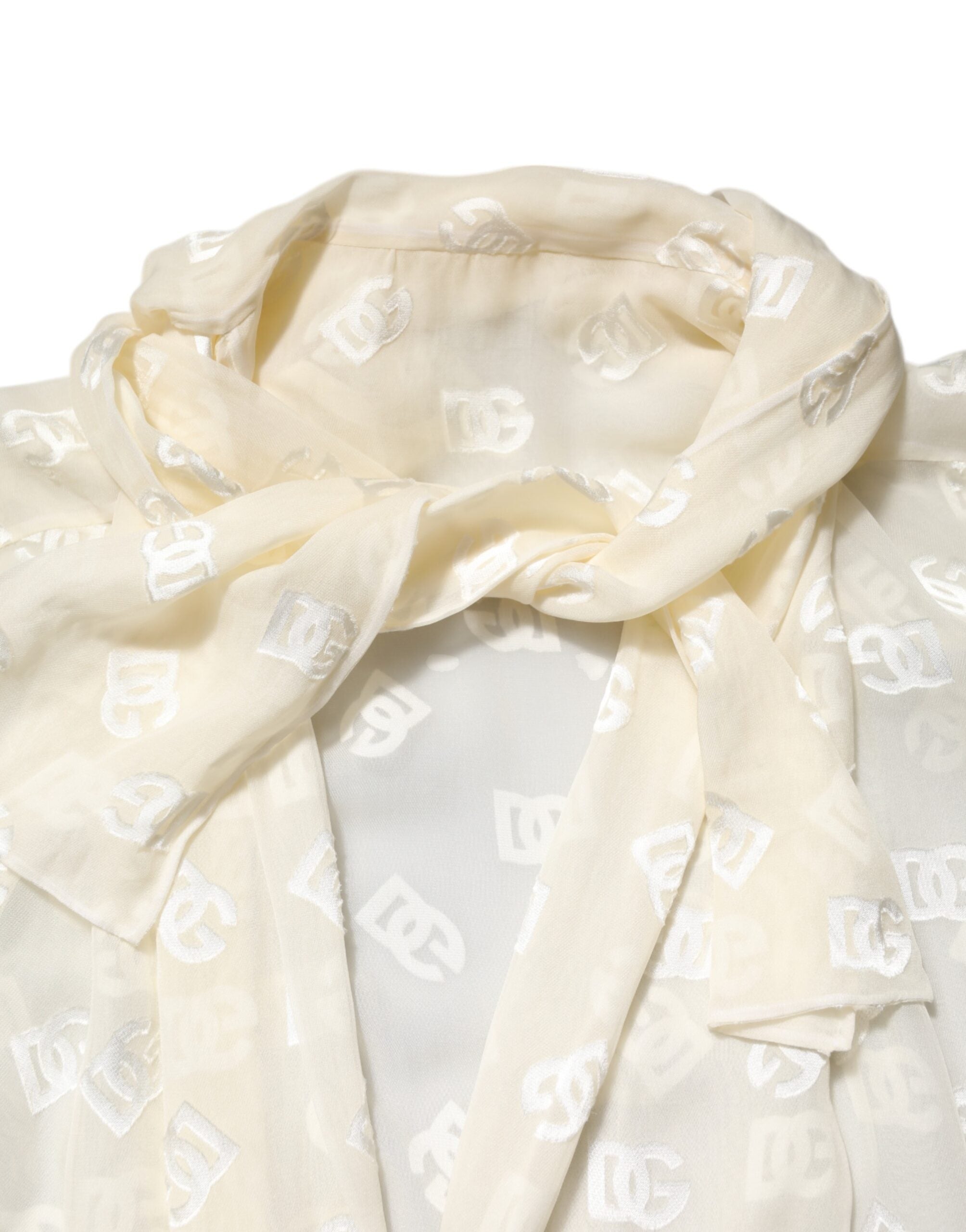 Haut Dolce & Gabbana à col ascot blanc avec logo monogramme, tissu léger et élégant, vue de face.