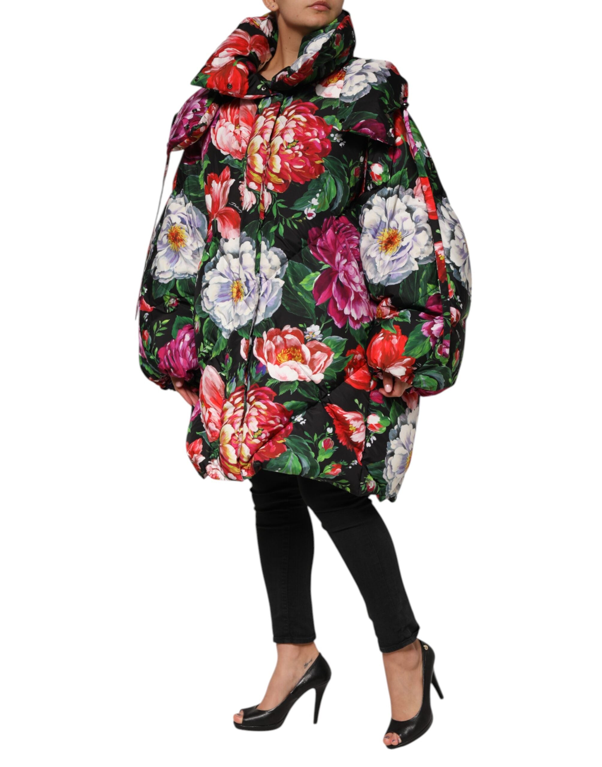 Doudoune Dolce & Gabbana à capuche multicolore avec motif floral, coupe rembourrée et style tendance.