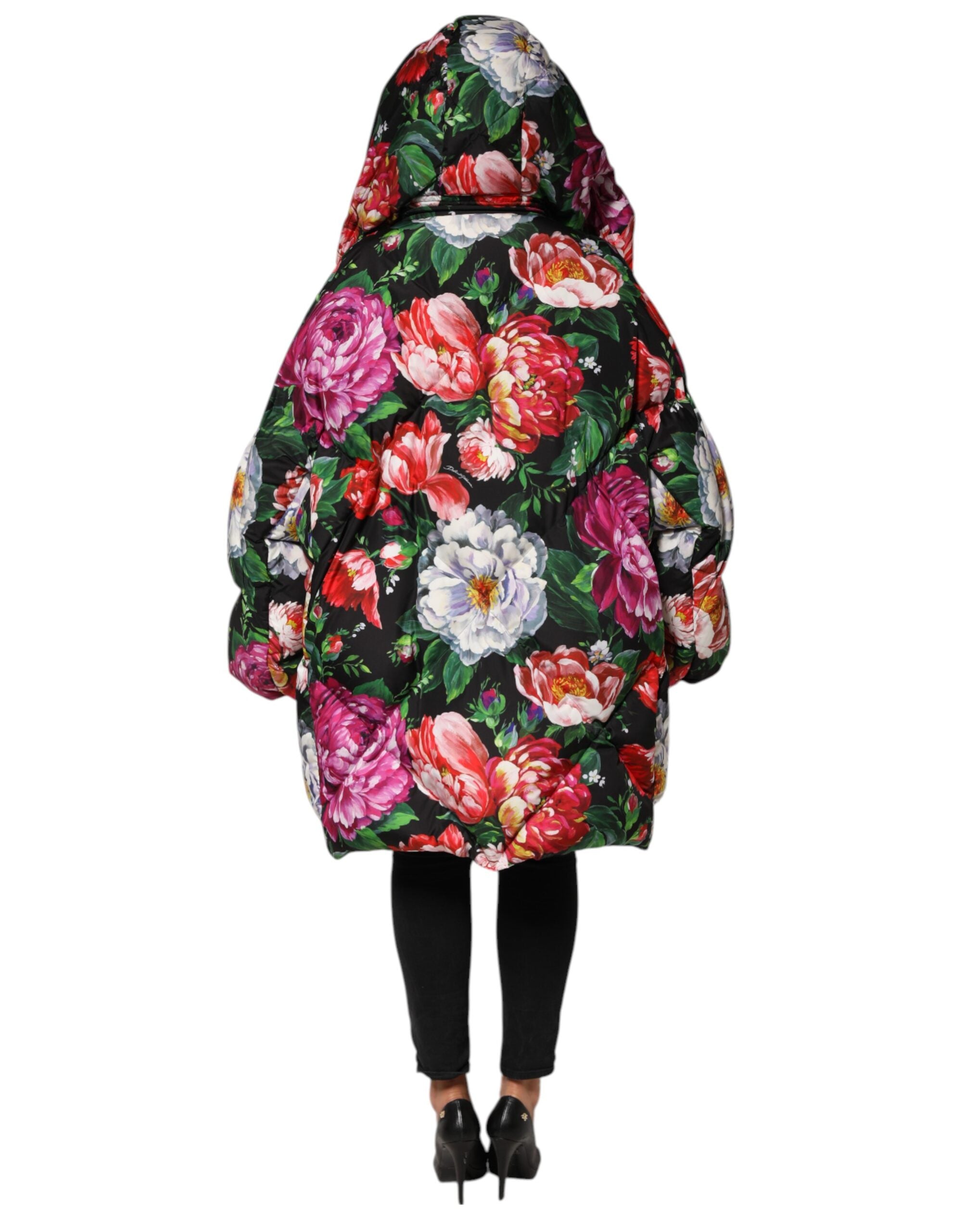 Doudoune matelassée Dolce & Gabbana à fleurs multicolores avec capuche, style élégant et chaud.