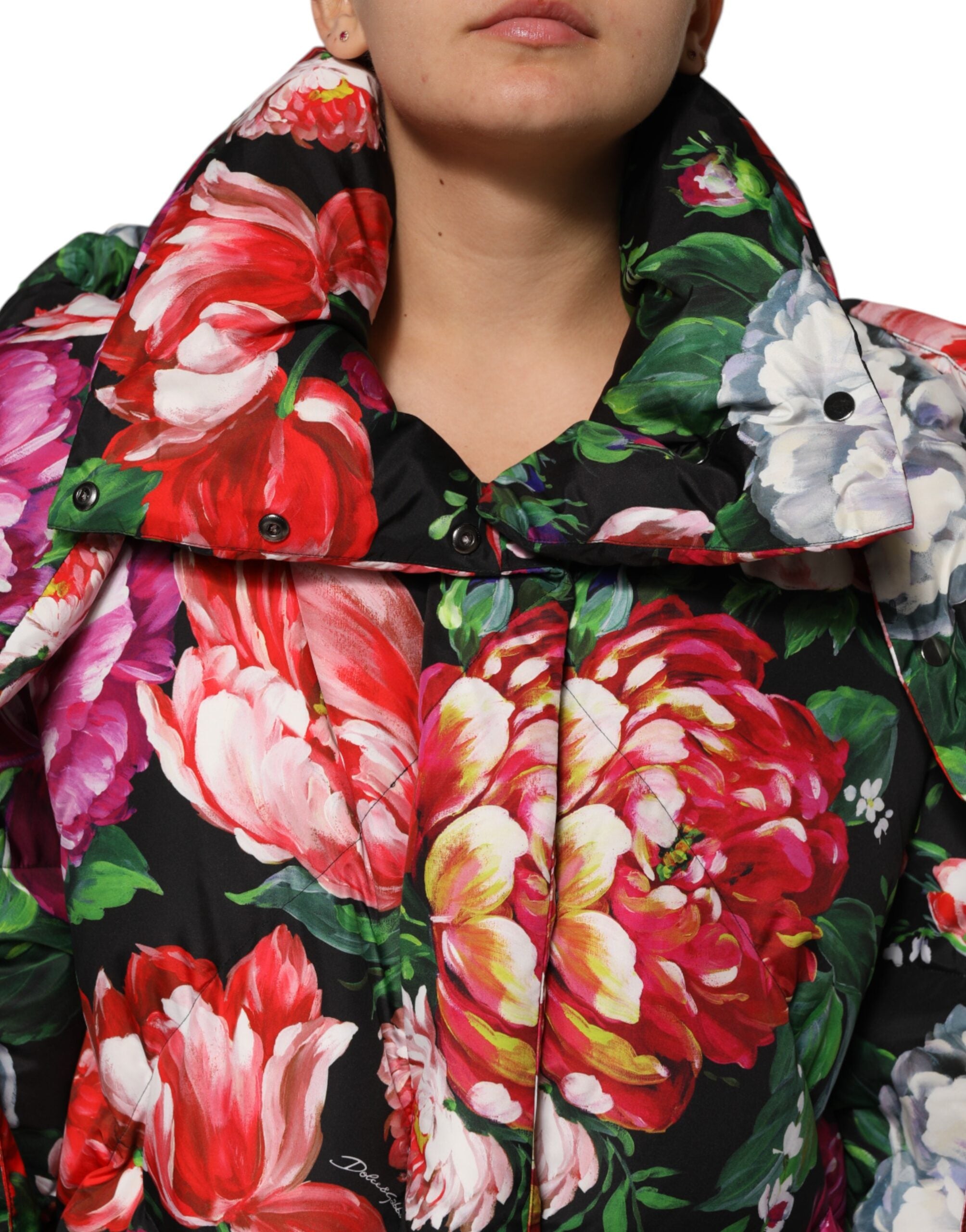 Doudoune Dolce & Gabbana à capuche avec motif floral multicolore, style chaud et tendance, vue de face.