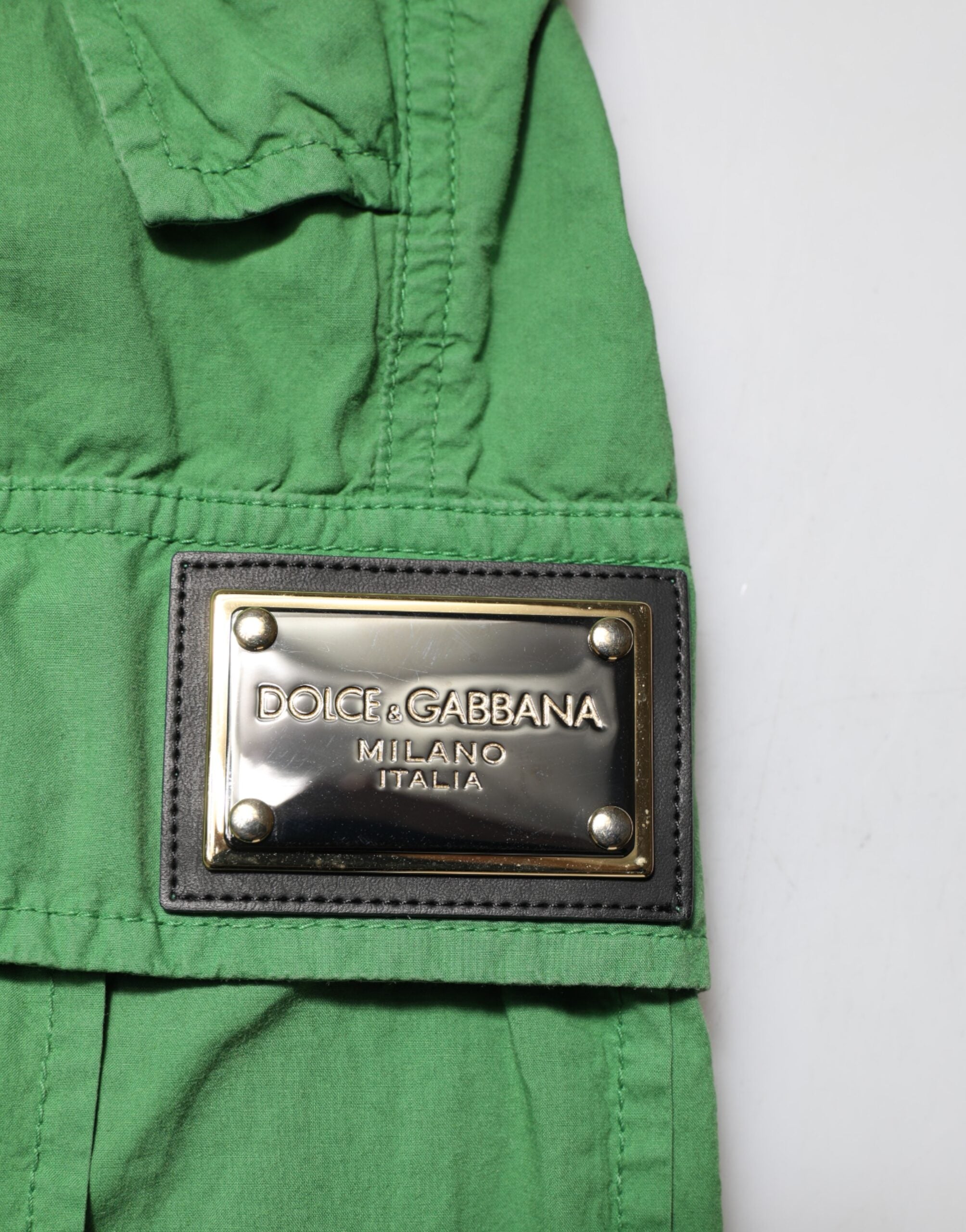 Pantalons cargo verts en coton à taille haute de Dolce & Gabbana, vue de face sur un fond neutre.