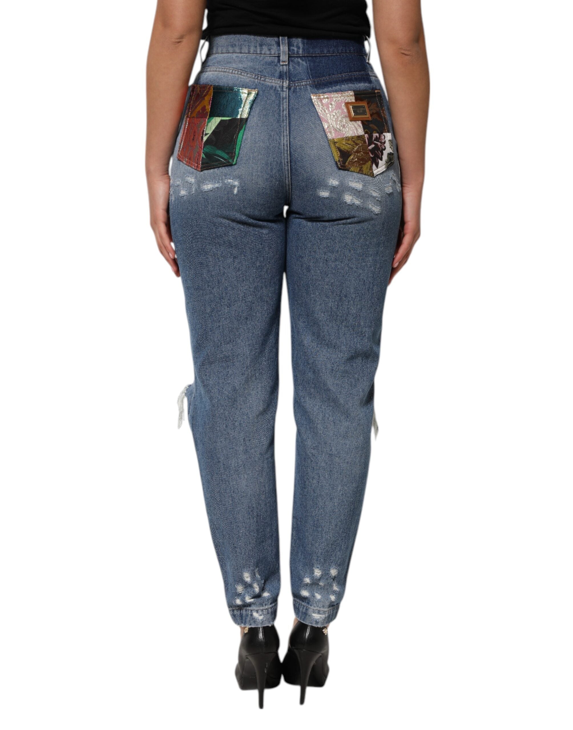 Jeans en denim bleus déchirés à taille haute pour femmes de Dolce & Gabbana, avec un style tendance et moderne.