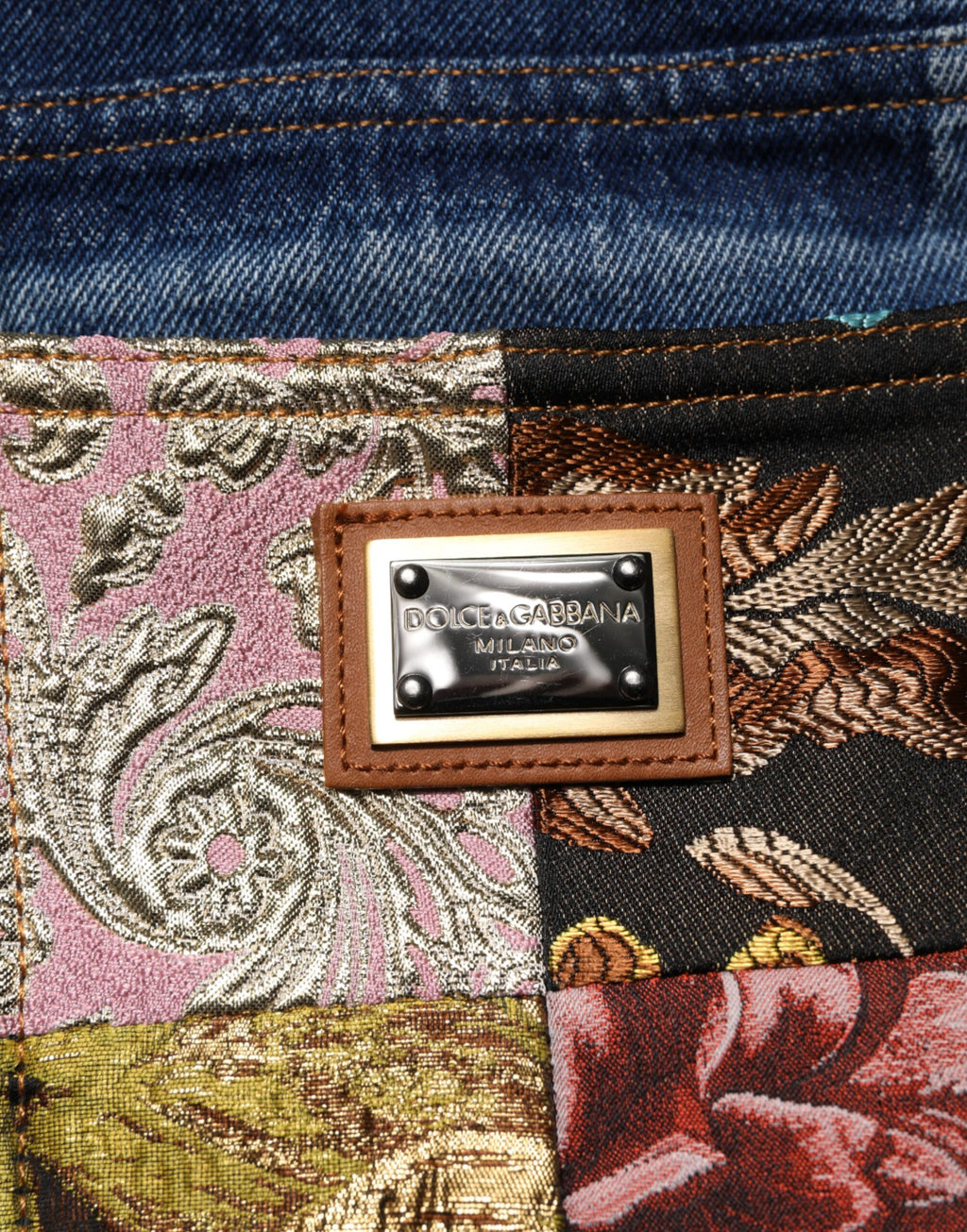 Jean en denim bleu déchiré à taille haute pour femme de Dolce & Gabbana, style tendance et moderne.