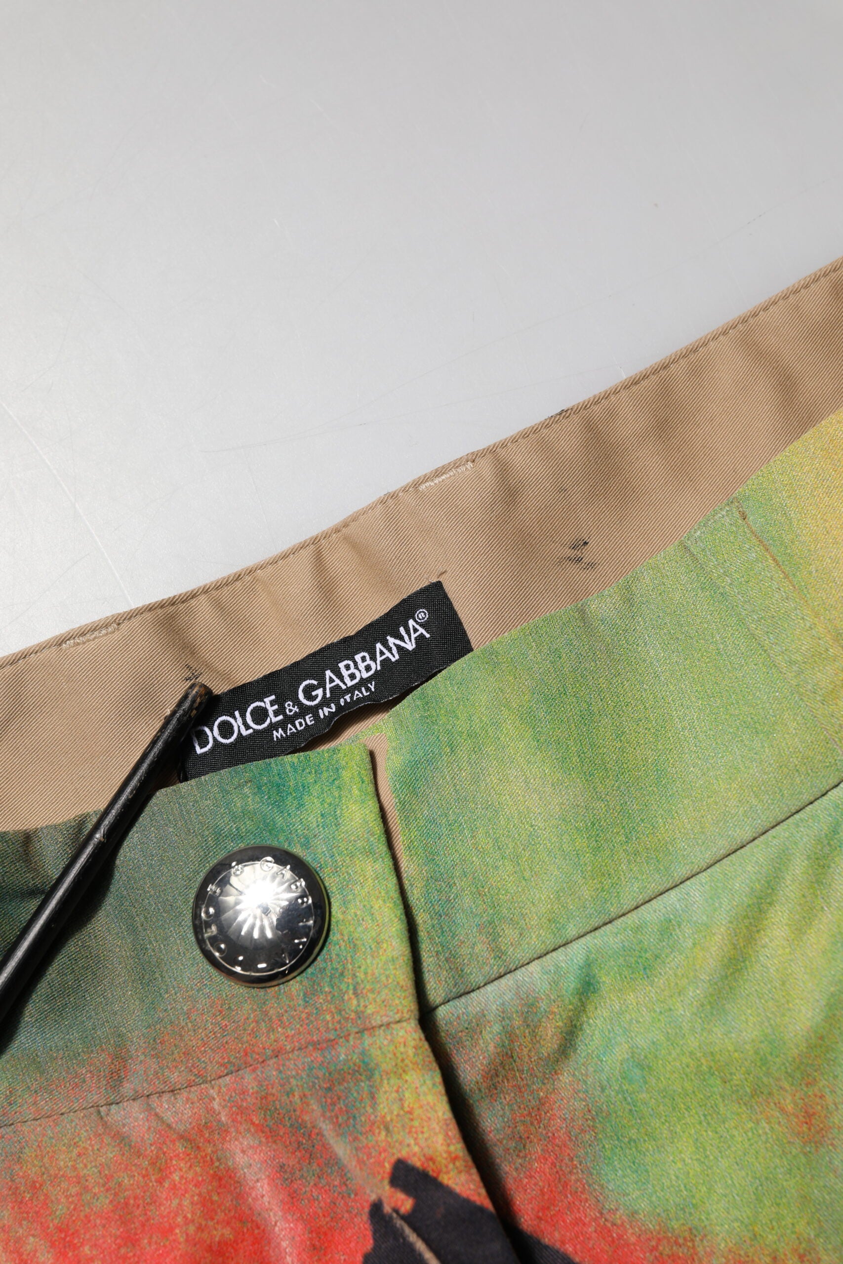 Pantalon cargo à taille haute multicolore de Dolce & Gabbana, style tendance et détails élégants visibles sur l’image.