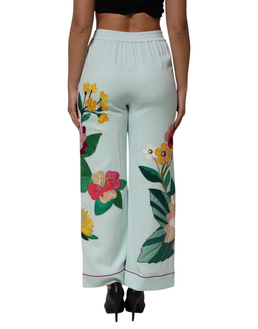 Pantalon de pyjama droit Dolce & Gabbana à fleurs vertes avec ceinture élastique, tissu léger et confortable.
