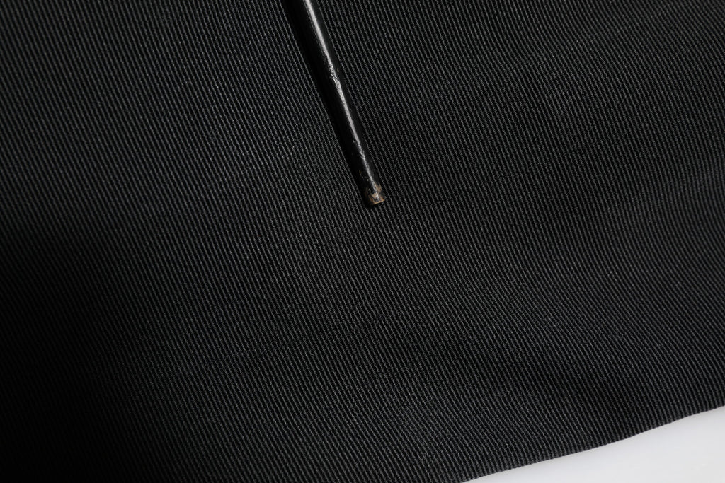 Pantalon noir Dolce & Gabbana en acétate à taille haute et coupe tapered, vue en détail sur le produit.