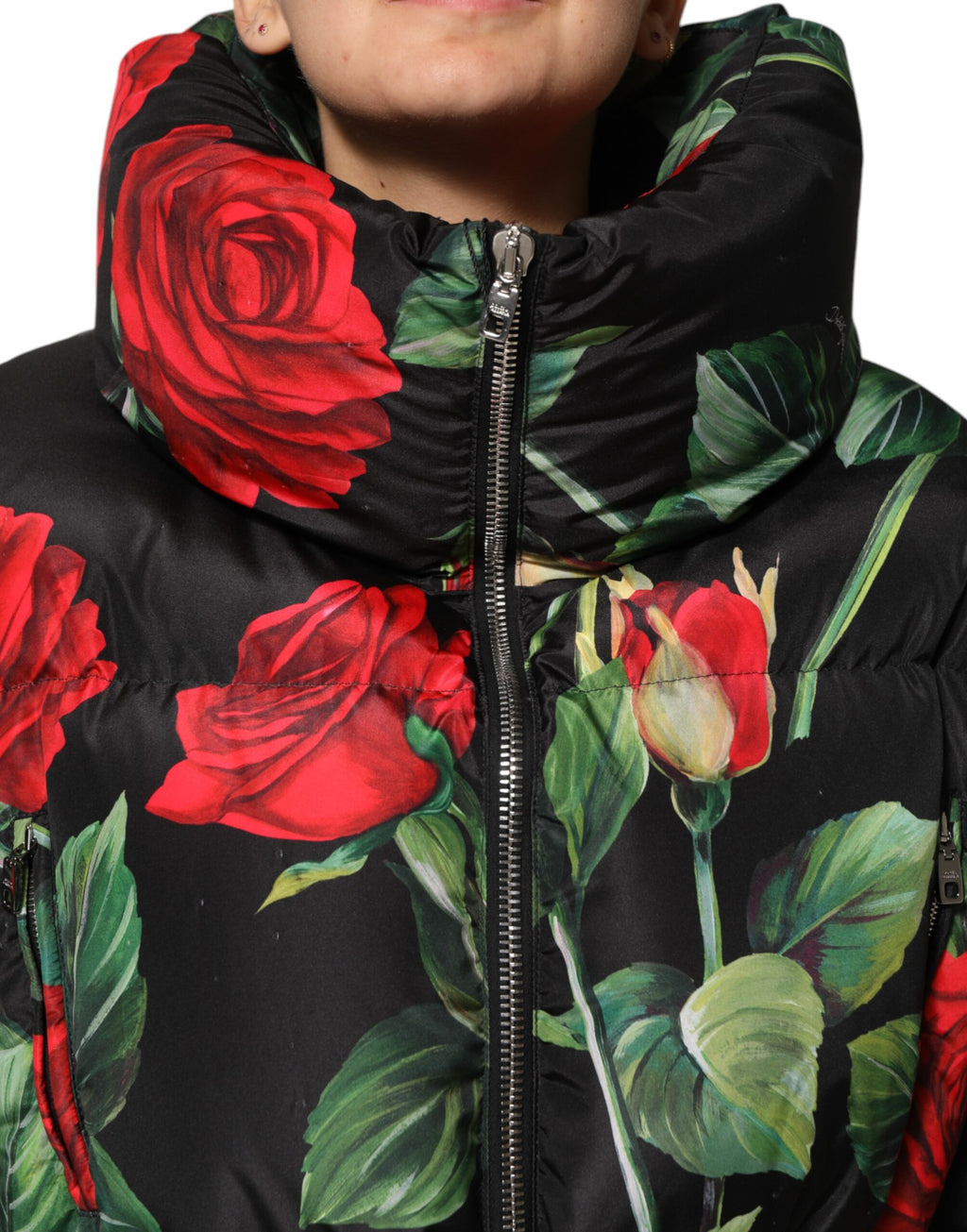 Manteau matelassé Dolce & Gabbana à fleurs multicolores, fermeture éclair complète, style élégant et chaud.