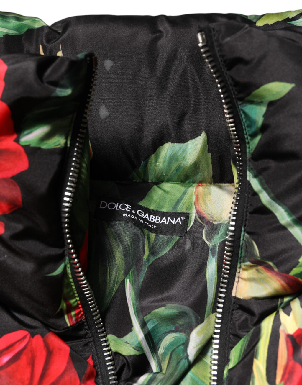 Veste matelassée Dolce & Gabbana à fleurs multicolores, fermeture éclair complète, style chaud et tendance.